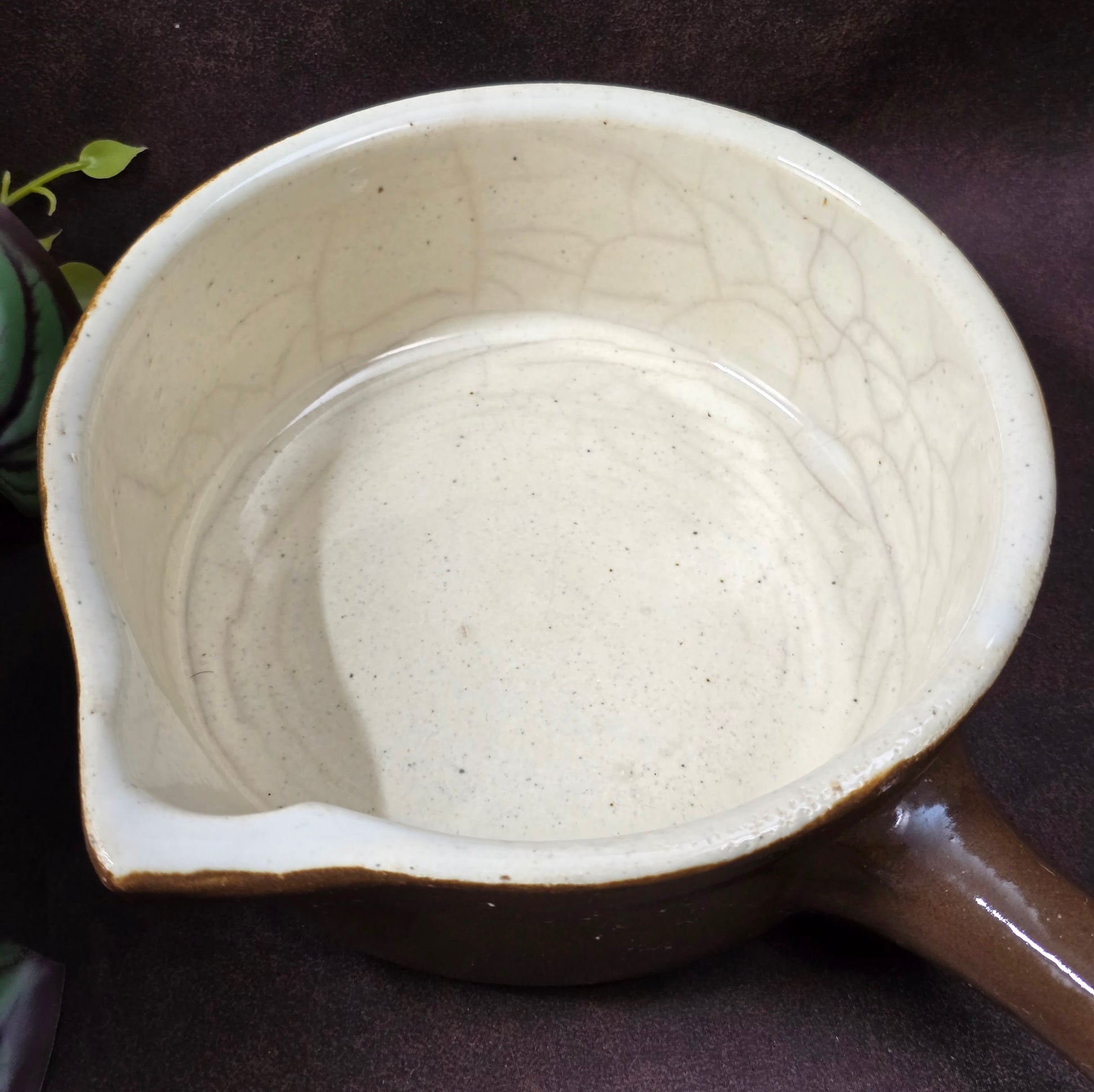 Rustikaler Keramik-Stieltopf mit Ausguss von FNK Bochnia (Polen), ca. 1970er–1980er. Braun/creme, schweres Steinzeug, ideal zum Servieren. Guter Vintage-Zustand mit authentischem Craquelé.