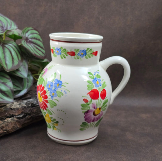 Handbemalter Keramik-Krug von Chodovia aus den 1960er-Jahren. Mit floralem Dekor im Landhausstil – ideal als kleine Vase oder nostalgische Vintage-Dekoration.

