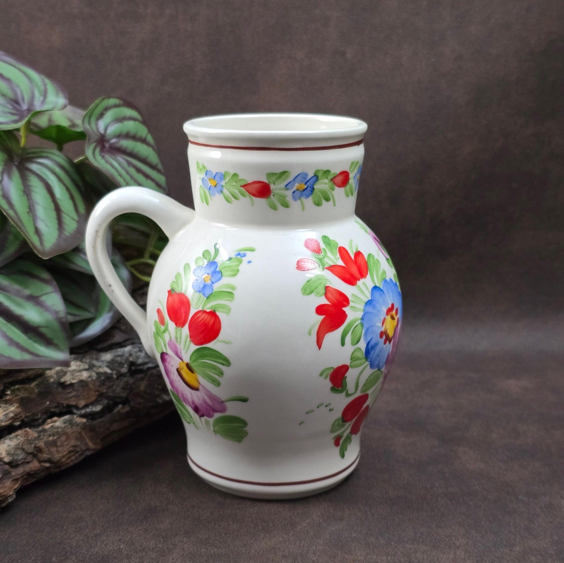 Handbemalter Keramik-Krug von Chodovia aus den 1960er-Jahren. Mit floralem Dekor im Landhausstil – ideal als kleine Vase oder nostalgische Vintage-Dekoration.

