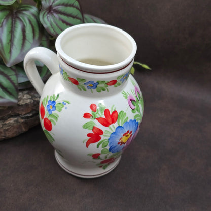 Handbemalter Keramik-Krug von Chodovia aus den 1960er-Jahren. Mit floralem Dekor im Landhausstil – ideal als kleine Vase oder nostalgische Vintage-Dekoration.

