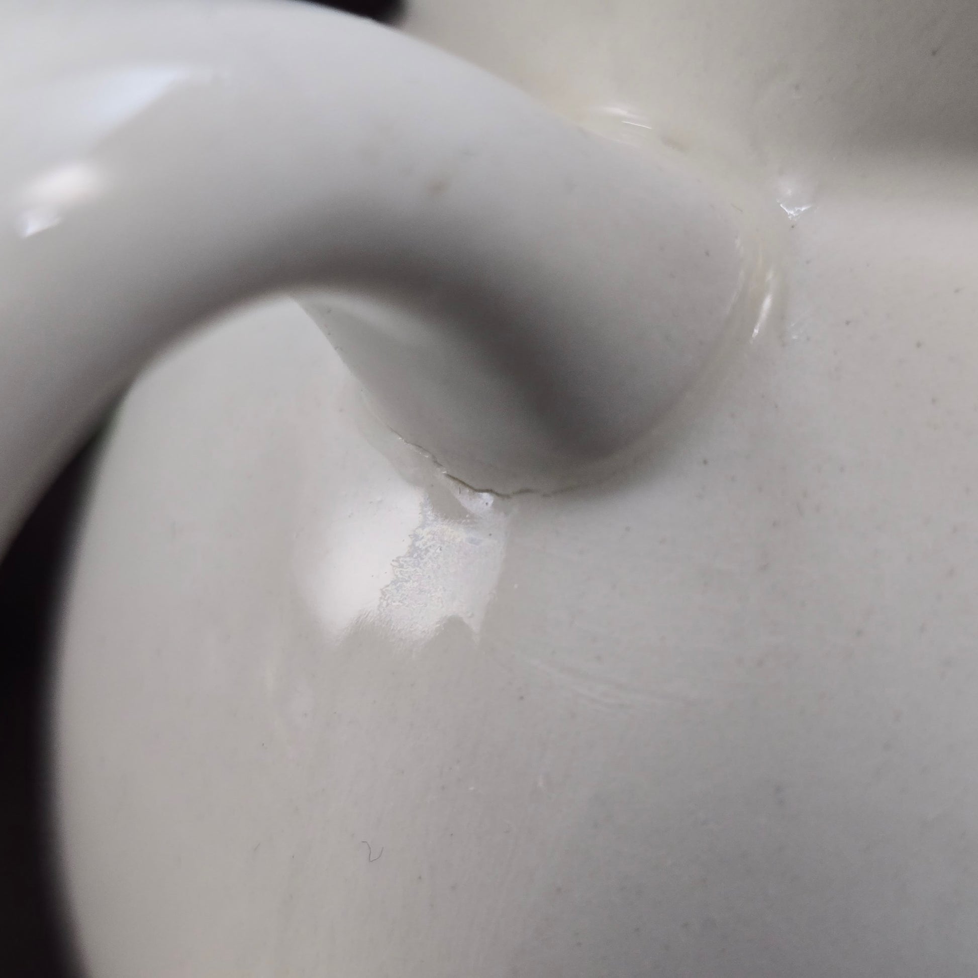 Handbemalter Keramik-Krug von Chodovia aus den 1960er-Jahren. Mit floralem Dekor im Landhausstil – ideal als kleine Vase oder nostalgische Vintage-Dekoration.

