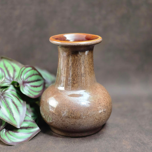 Skandinavische Studio-Keramik ca. 1970: Diese Vintage-Vase mit glänzender Lüsterglasur ist ein stilvoller Blickfang für Sammler und Freunde des Mid-Century-Stils.