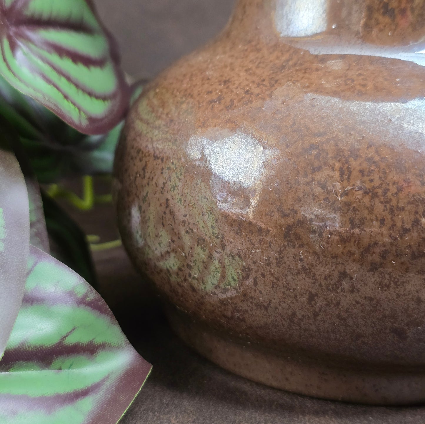 Skandinavische Studio-Keramik ca. 1970: Diese Vintage-Vase mit glänzender Lüsterglasur ist ein stilvoller Blickfang für Sammler und Freunde des Mid-Century-Stils.