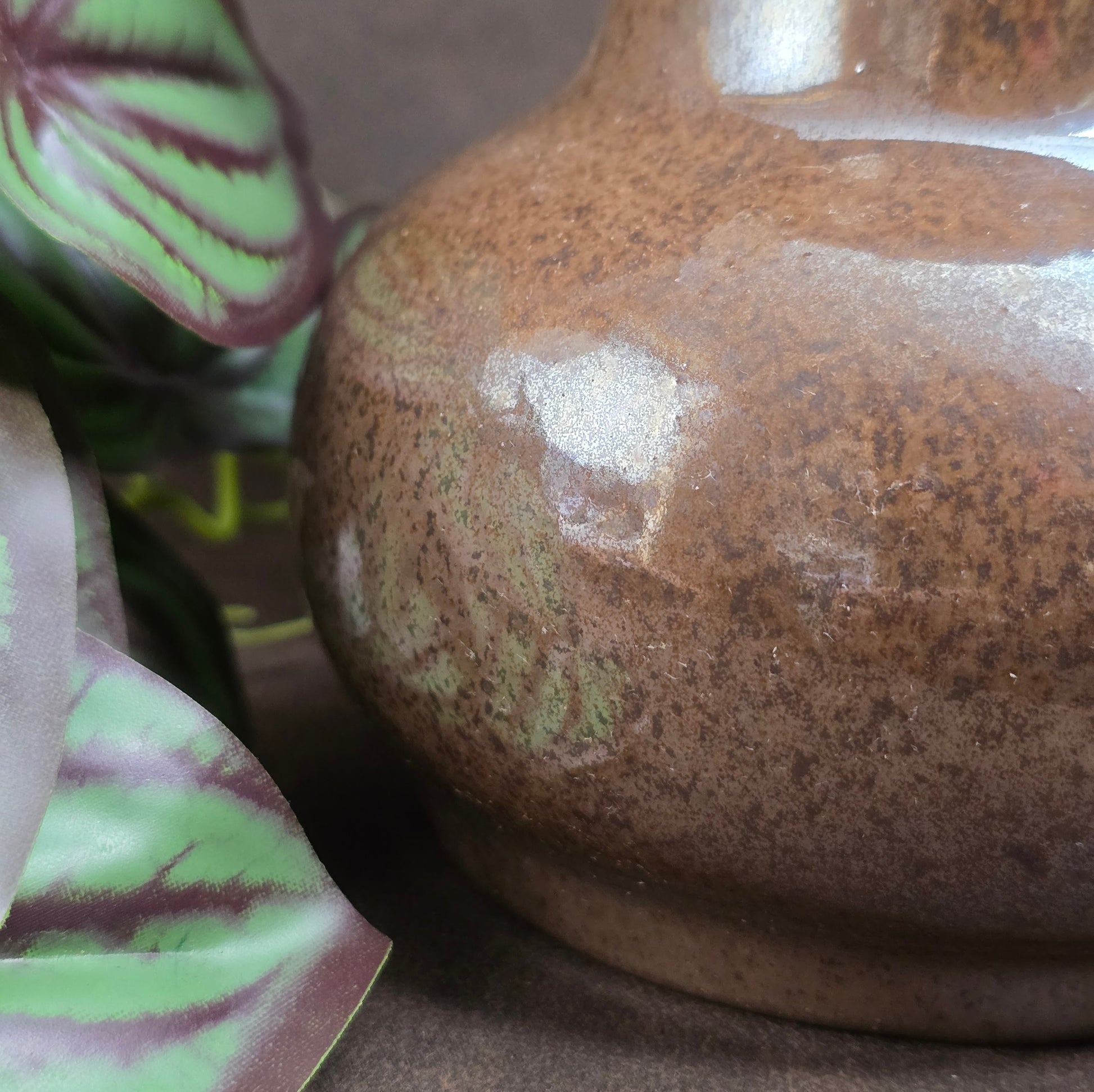 Skandinavische Studio-Keramik ca. 1970: Diese Vintage-Vase mit glänzender Lüsterglasur ist ein stilvoller Blickfang für Sammler und Freunde des Mid-Century-Stils.