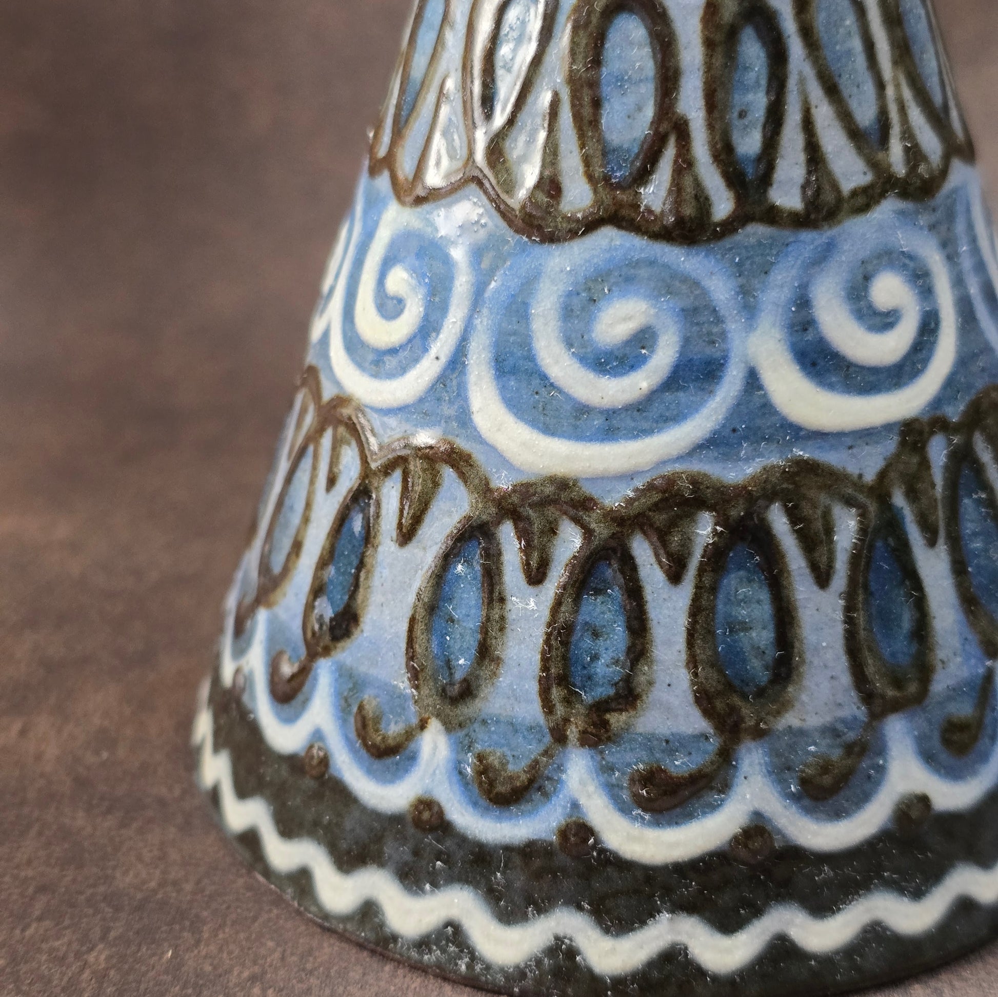 Handbemalter Kerzenständer aus Lausitzer Keramik, 1960er–70er. Mid-Century Vintage, perfekt für Sammler & Interior-Fans. Sehr guter Zustand.