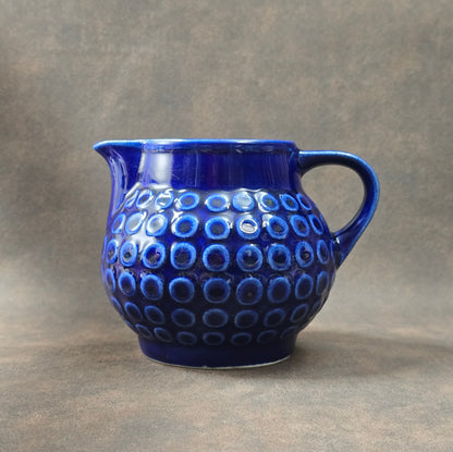 Hol dir mit dem Krug „Rusalka“ aus den 1970ern ein Stück DDR-Designgeschichte in dein Zuhause – dekorativ, authentisch und charakterstark.