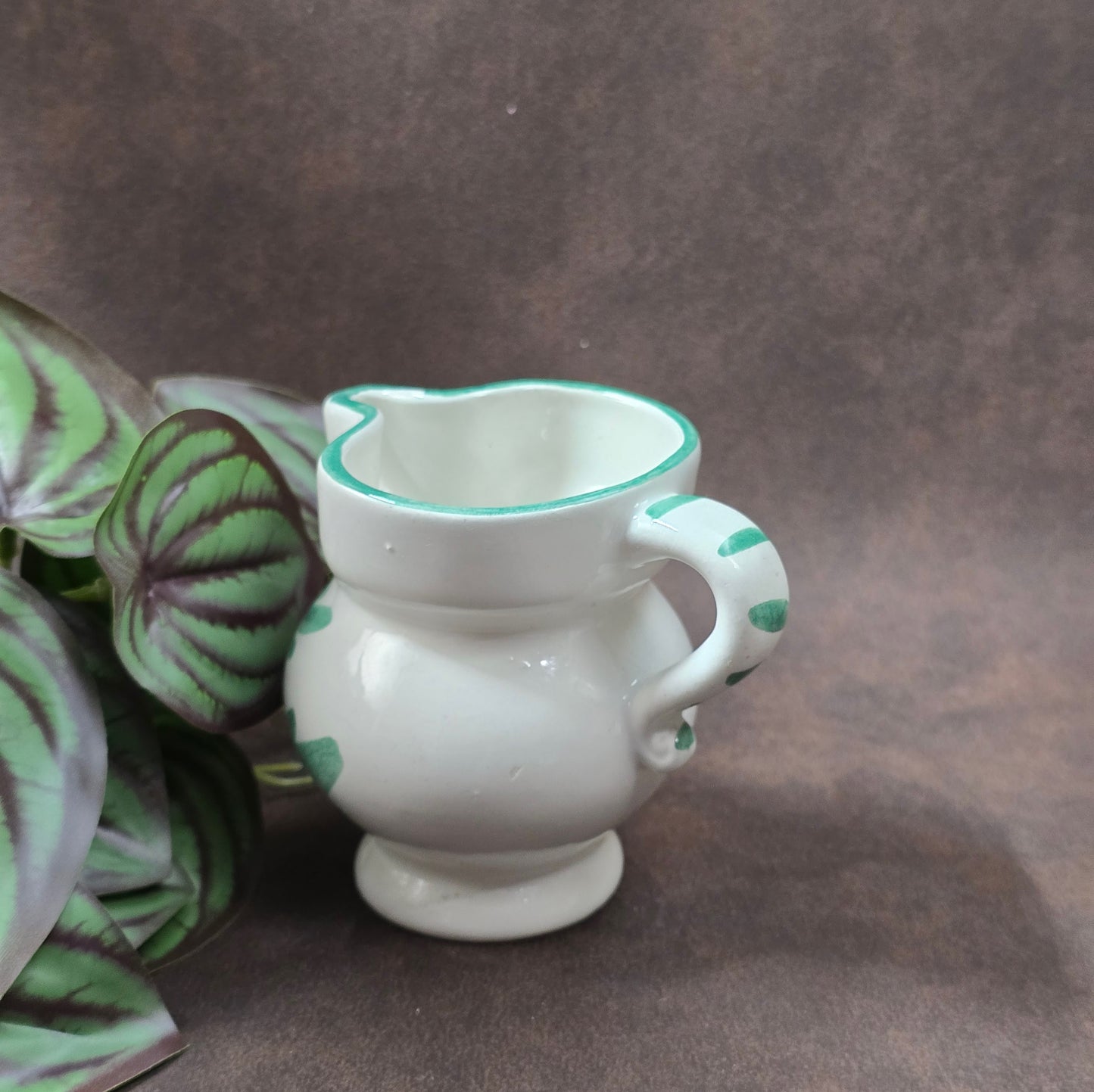 Original italienisches Vintage-Kännchen aus den 70er–80ern – handbemalt, mediterraner Landhausstil, ideal als Milchkännchen oder Dekohighlight.