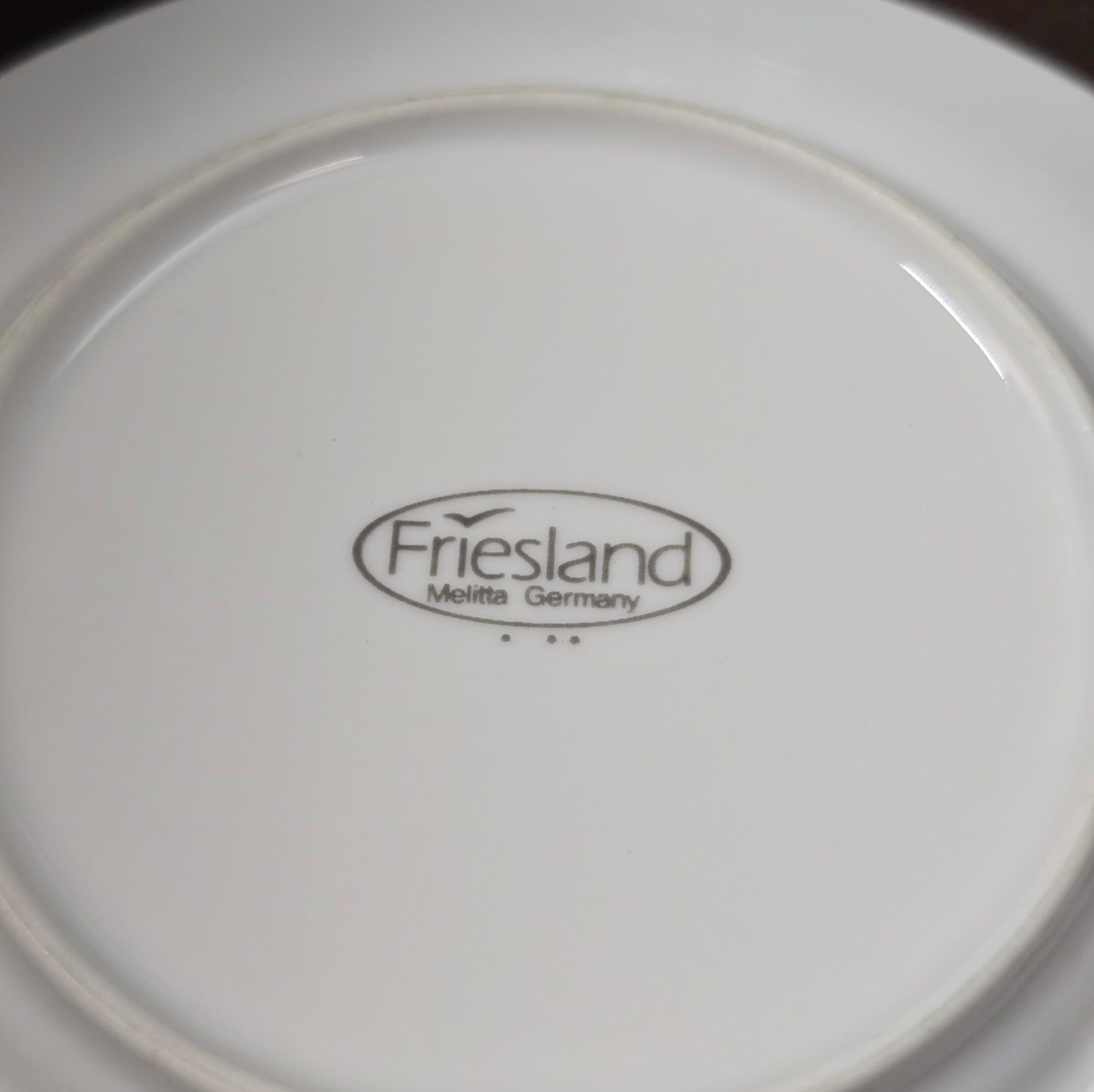 Kleine Vintage-Kaffeekanne aus Porzellan von Melitta Friesland, inkl. Teller. Fröhliches Blümchendekor, ideal für Kaffee- oder Teegenuss.
