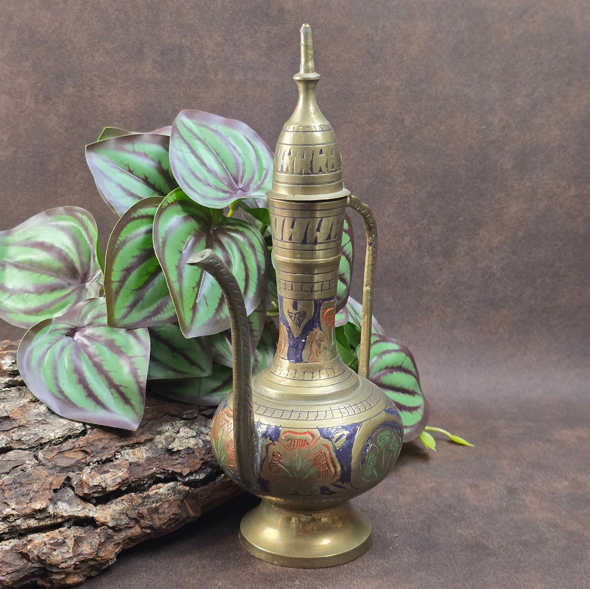 Handgefertigtes Messingkännchen aus Indien (ca. 1950–1970) mit dunkelblauer Emaille. Orientalisches Sammlerstück für Orient- und Vintage-Liebhaber:innen.