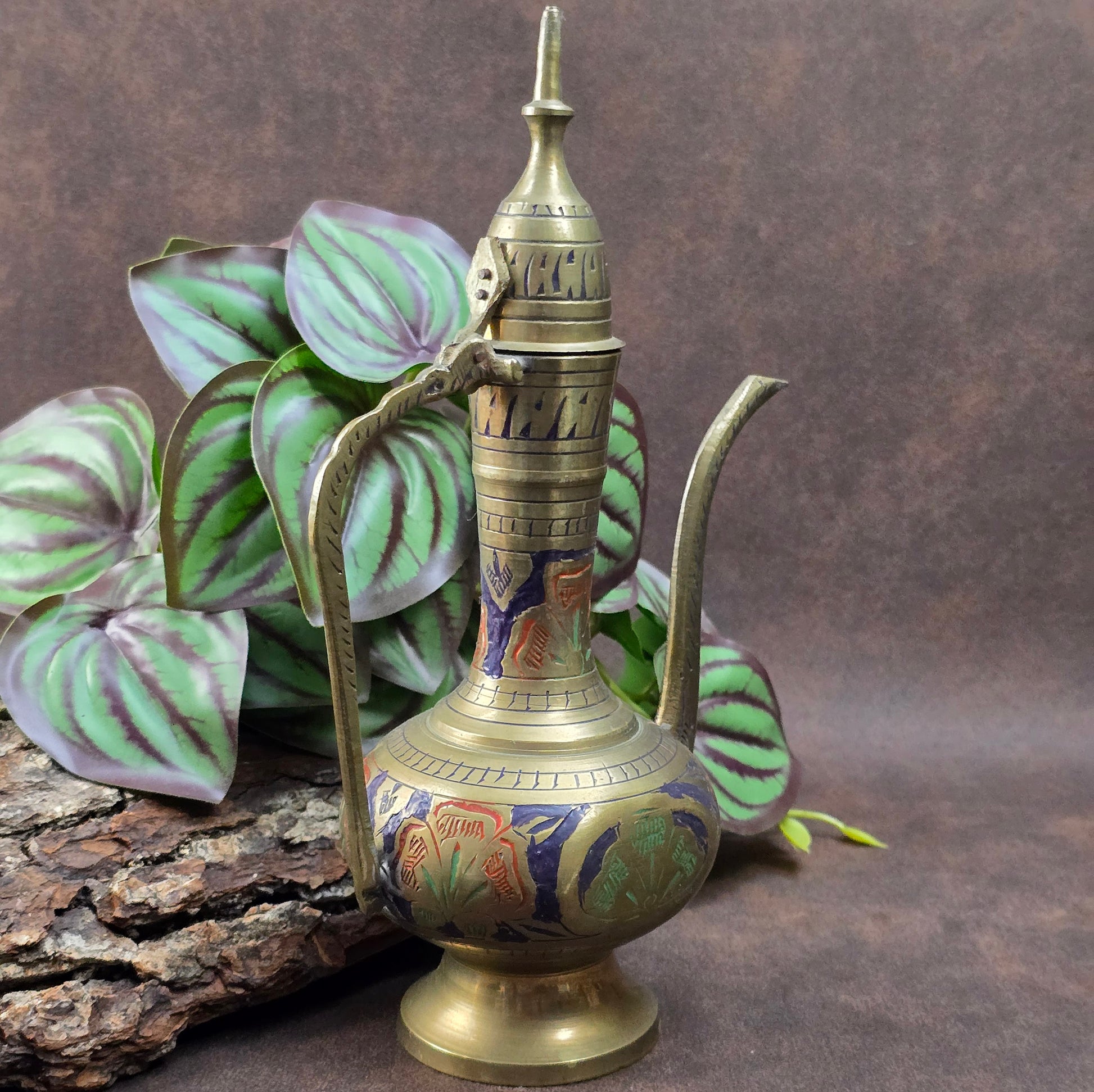 Handgefertigtes Messingkännchen aus Indien (ca. 1950–1970) mit dunkelblauer Emaille. Orientalisches Sammlerstück für Orient- und Vintage-Liebhaber:innen.