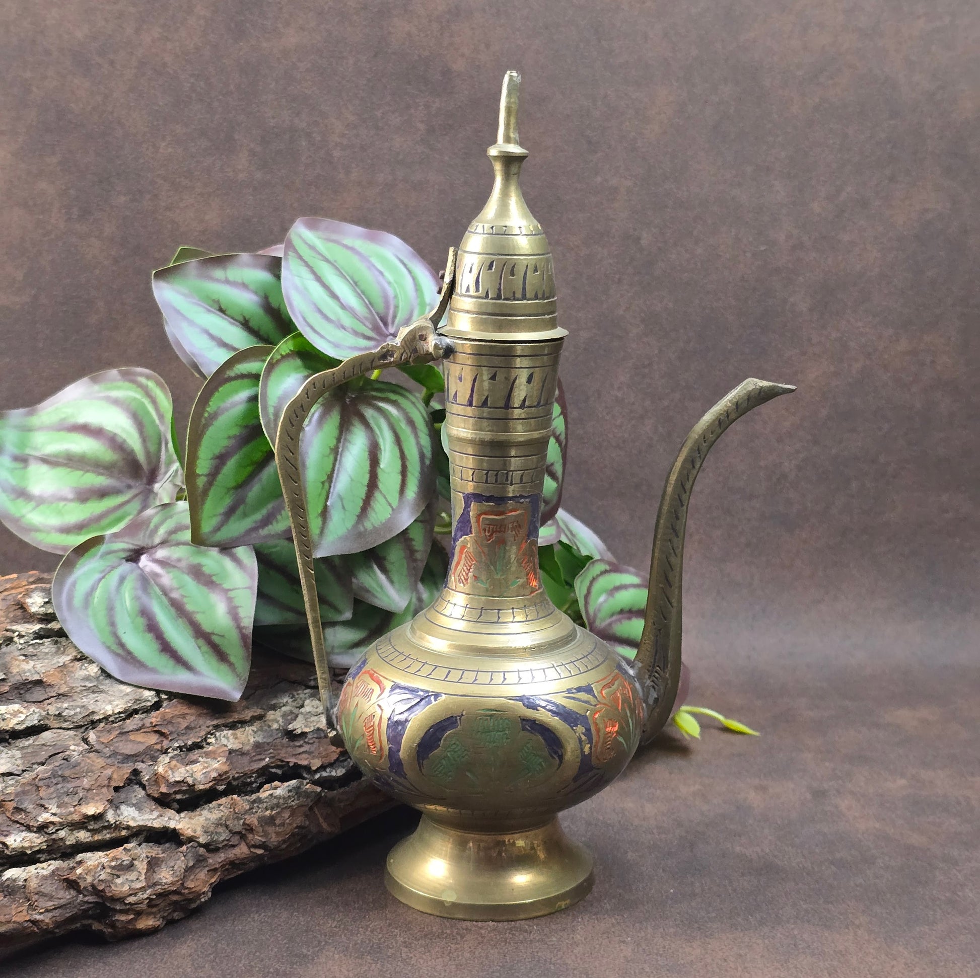 Handgefertigtes Messingkännchen aus Indien (ca. 1950–1970) mit dunkelblauer Emaille. Orientalisches Sammlerstück für Orient- und Vintage-Liebhaber:innen.