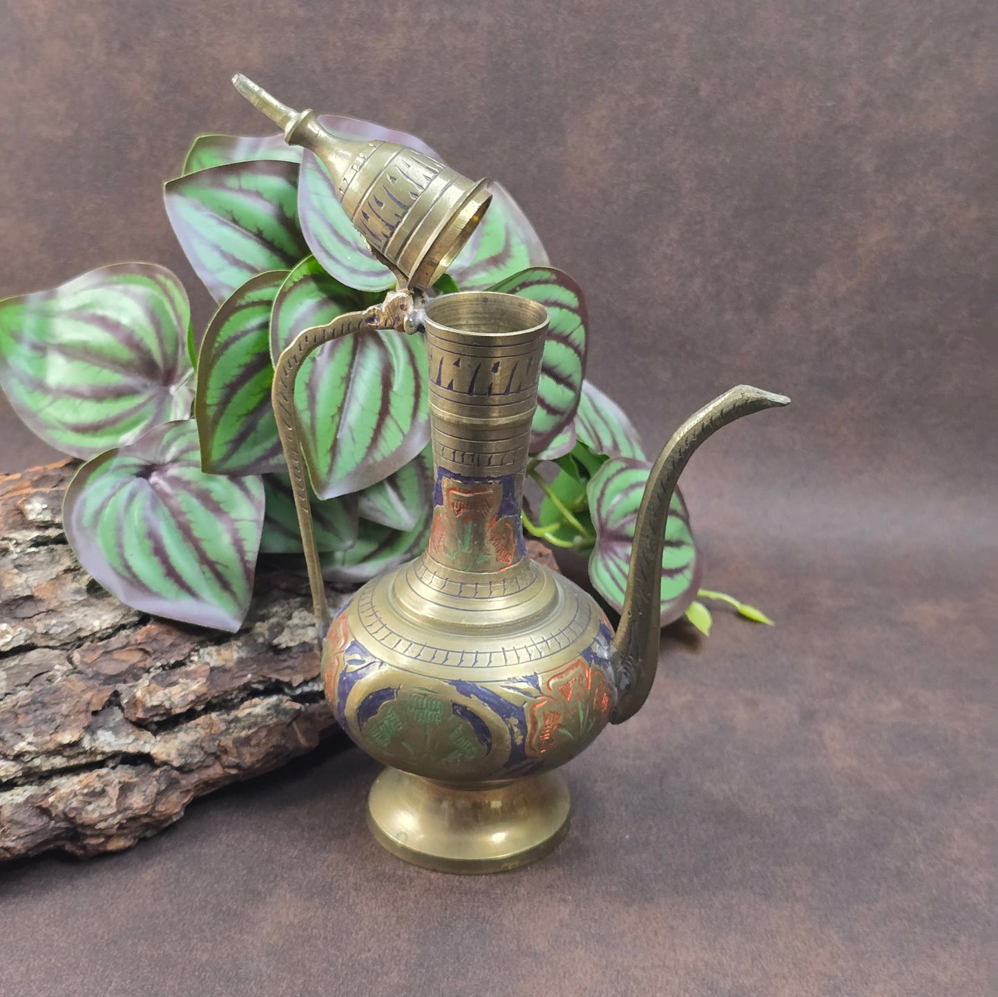 Handgefertigtes Messingkännchen aus Indien (ca. 1950–1970) mit dunkelblauer Emaille. Orientalisches Sammlerstück für Orient- und Vintage-Liebhaber:innen.