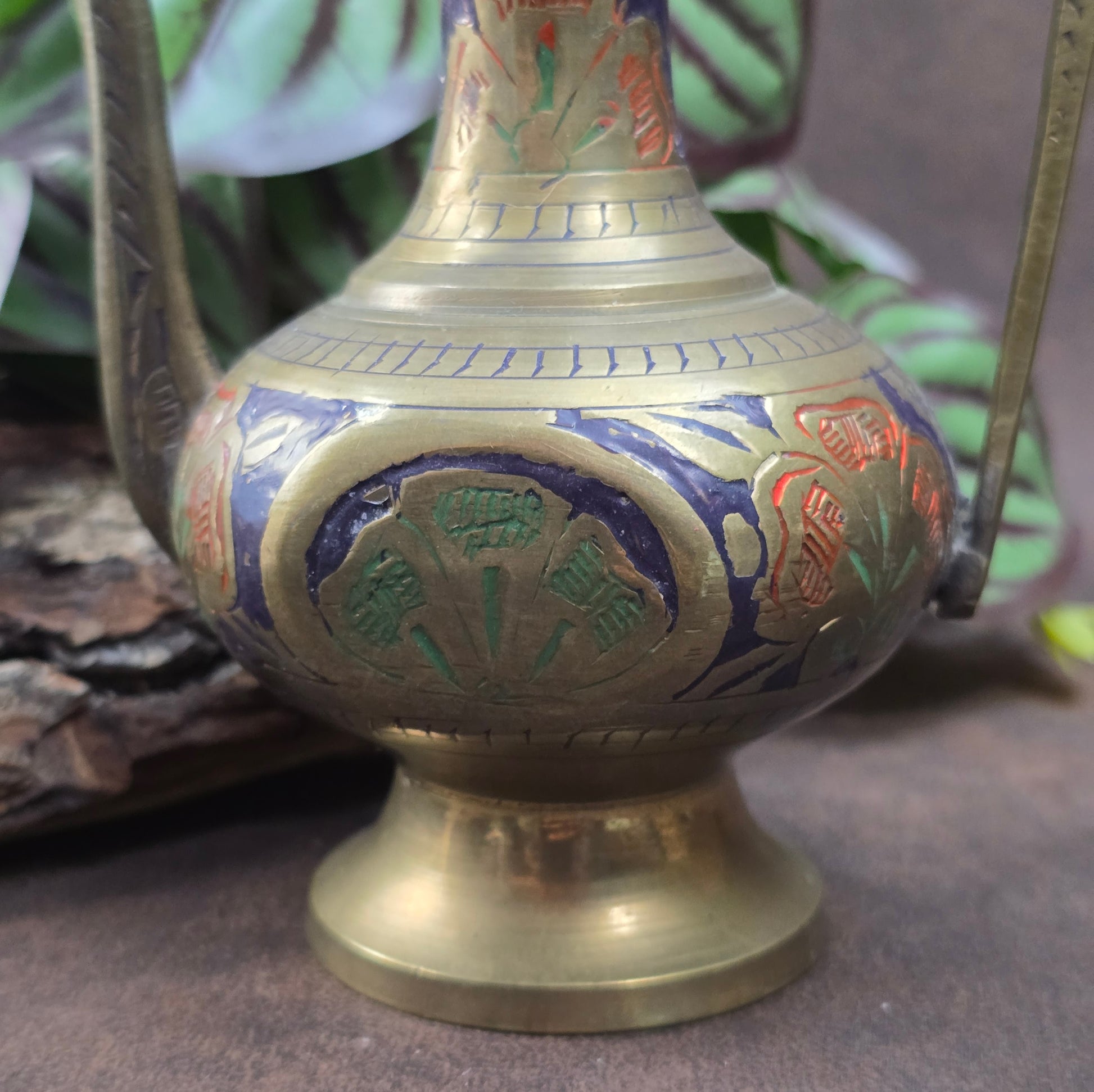 Handgefertigtes Messingkännchen aus Indien (ca. 1950–1970) mit dunkelblauer Emaille. Orientalisches Sammlerstück für Orient- und Vintage-Liebhaber:innen.