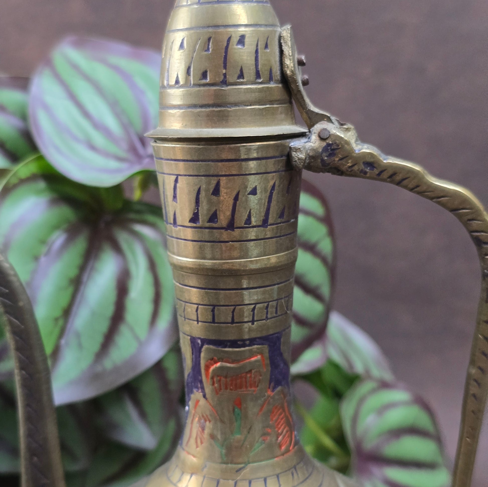 Handgefertigtes Messingkännchen aus Indien (ca. 1950–1970) mit dunkelblauer Emaille. Orientalisches Sammlerstück für Orient- und Vintage-Liebhaber:innen.