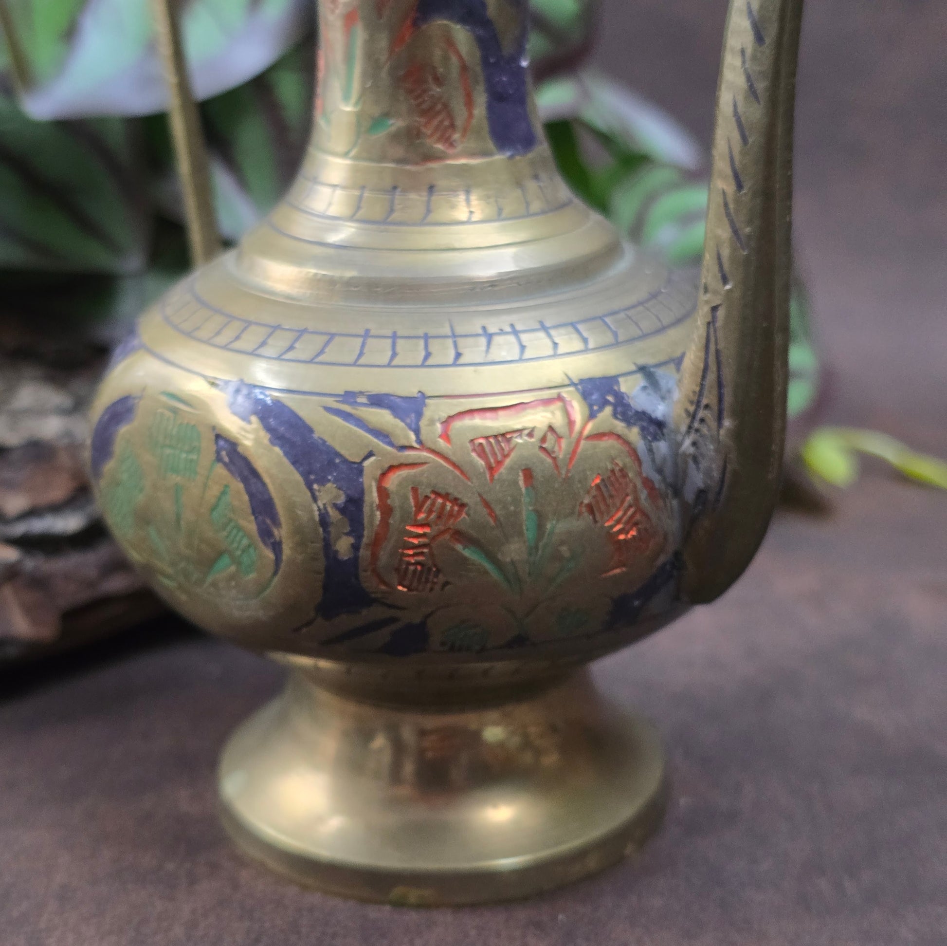 Handgefertigtes Messingkännchen aus Indien (ca. 1950–1970) mit dunkelblauer Emaille. Orientalisches Sammlerstück für Orient- und Vintage-Liebhaber:innen.