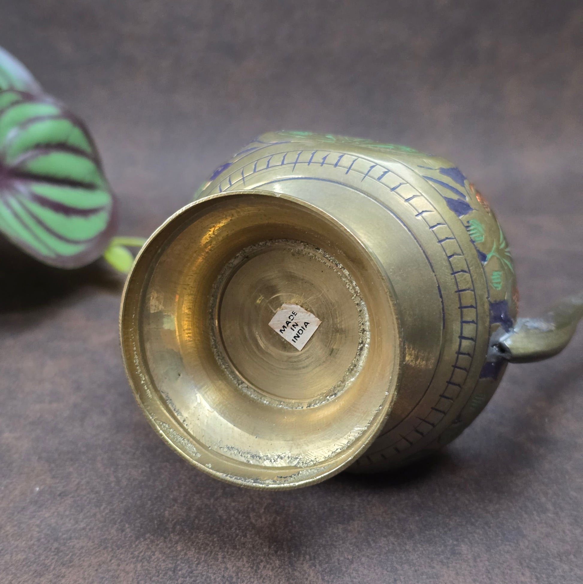 Handgefertigtes Messingkännchen aus Indien (ca. 1950–1970) mit dunkelblauer Emaille. Orientalisches Sammlerstück für Orient- und Vintage-Liebhaber:innen.