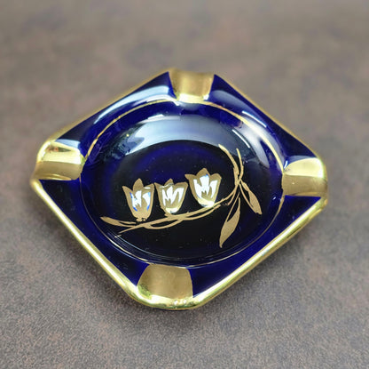 Edler Vintage Porzellan Aschenbecher aus den 1960er Jahren. Echt Kobalt, 20K Gold, Maiglöckchen-Dekor. Sehr wahrscheinlich von B & H Halbach veredelt. Jetzt entdecken!

