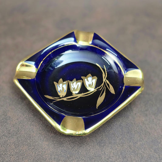 Edler Vintage Porzellan Aschenbecher aus den 1960er Jahren. Echt Kobalt, 20K Gold, Maiglöckchen-Dekor. Sehr wahrscheinlich von B & H Halbach veredelt. Jetzt entdecken!


