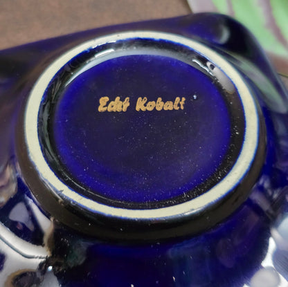 Edler Vintage Porzellan Aschenbecher aus den 1960er Jahren. Echt Kobalt, 20K Gold, Maiglöckchen-Dekor. Sehr wahrscheinlich von B & H Halbach veredelt. Jetzt entdecken!

