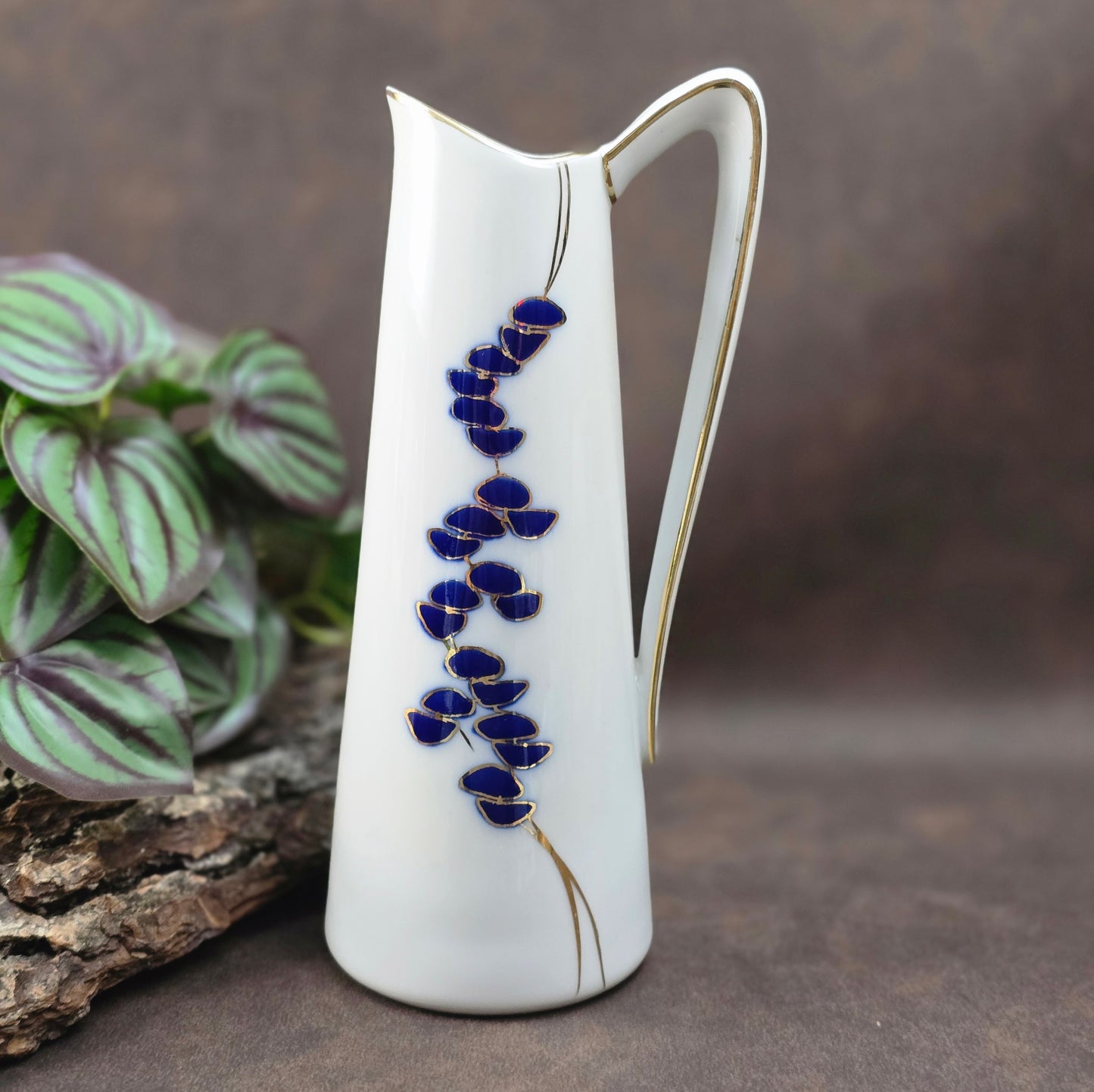 Porzellan-Henkelvase aus der DDR mit Kobaltblau und Gold – stilvolle Vintage-Dekoration mit internationalem Designflair.