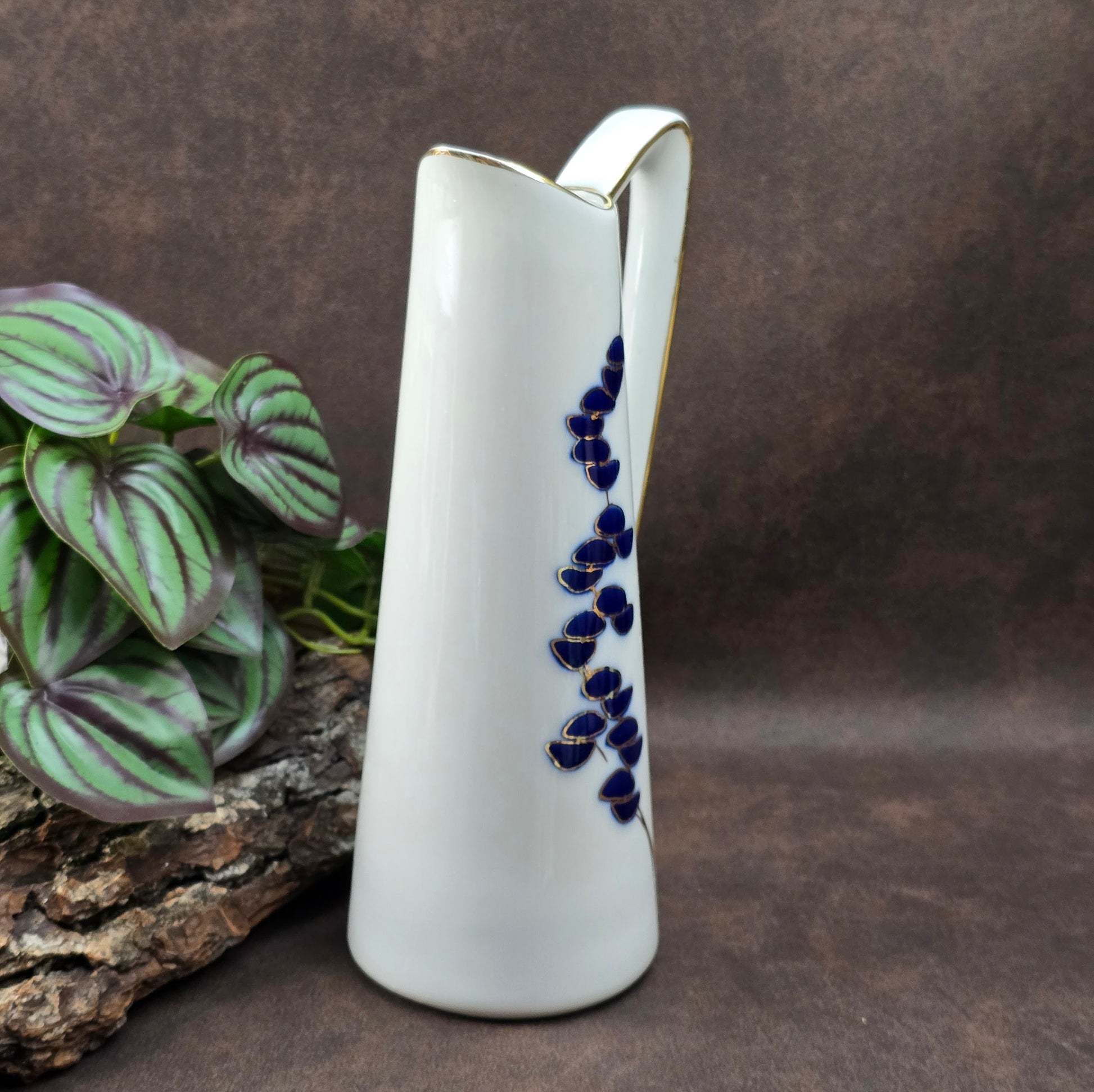 Porzellan-Henkelvase aus der DDR mit Kobaltblau und Gold – stilvolle Vintage-Dekoration mit internationalem Designflair.