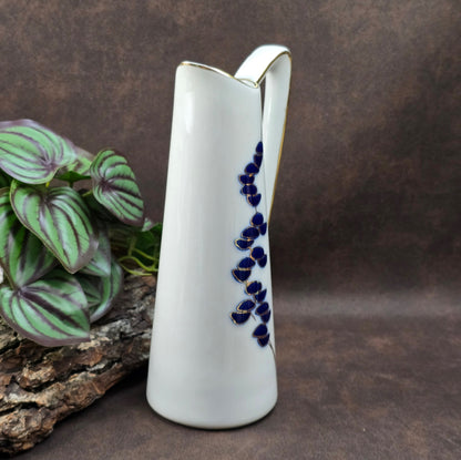 Porzellan-Henkelvase aus der DDR mit Kobaltblau und Gold – stilvolle Vintage-Dekoration mit internationalem Designflair.