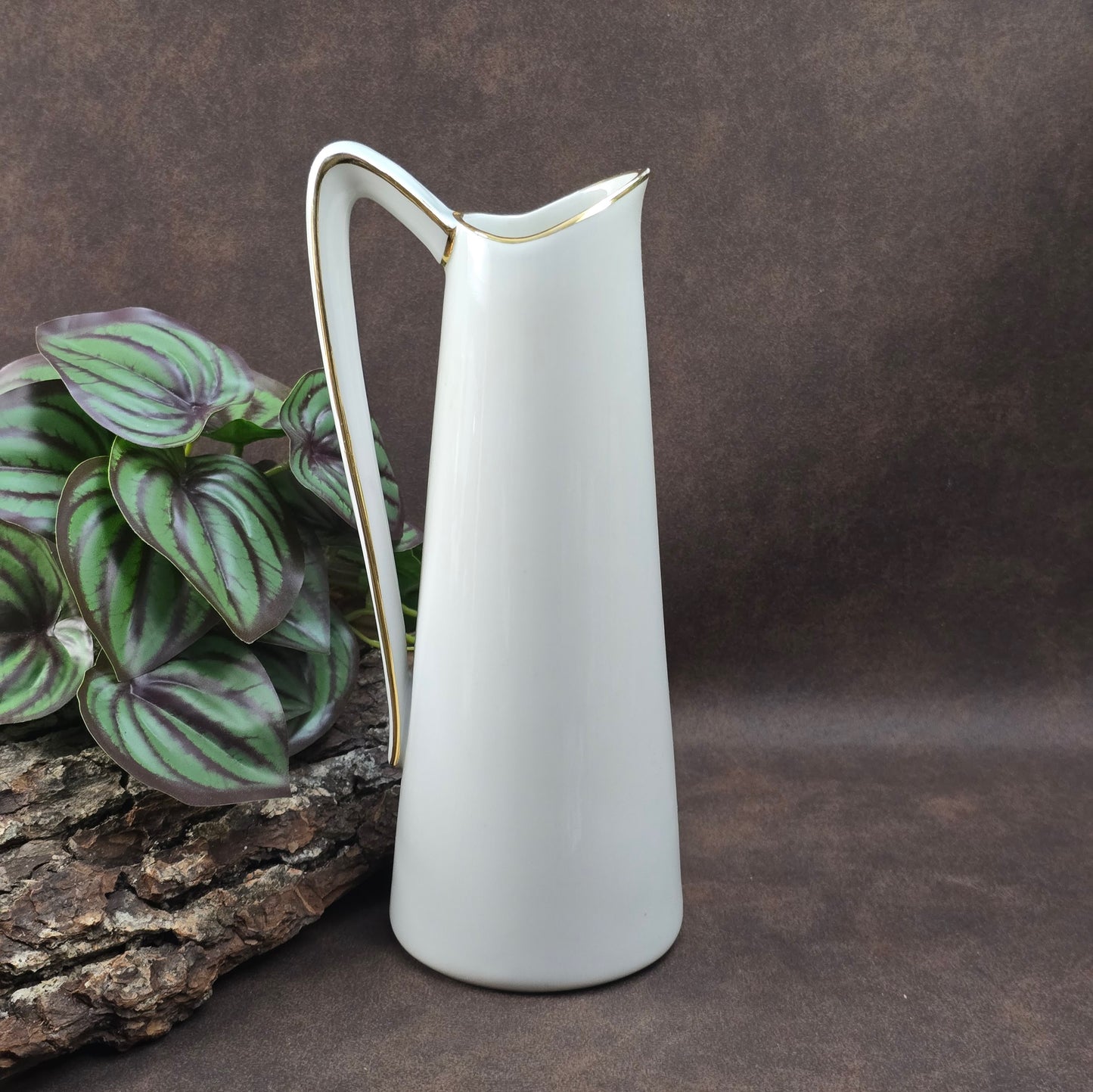 Porzellan-Henkelvase aus der DDR mit Kobaltblau und Gold – stilvolle Vintage-Dekoration mit internationalem Designflair.