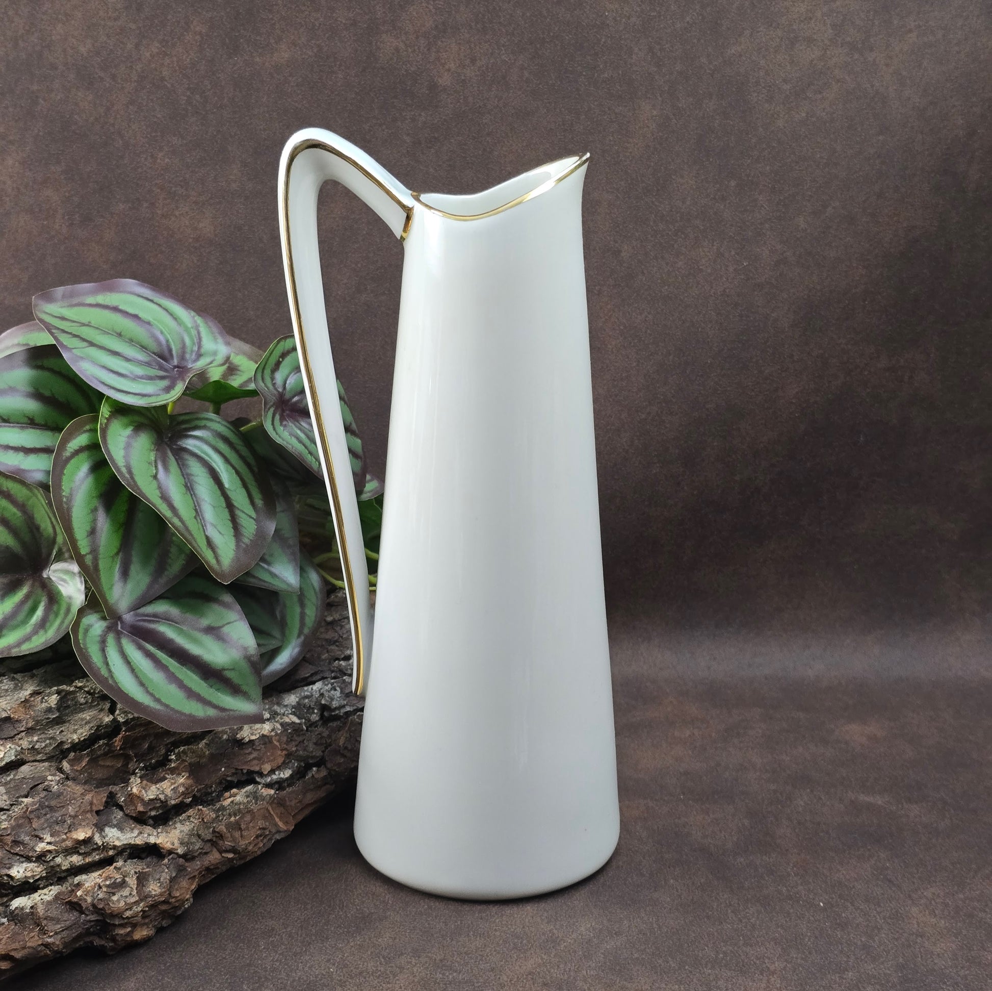 Porzellan-Henkelvase aus der DDR mit Kobaltblau und Gold – stilvolle Vintage-Dekoration mit internationalem Designflair.