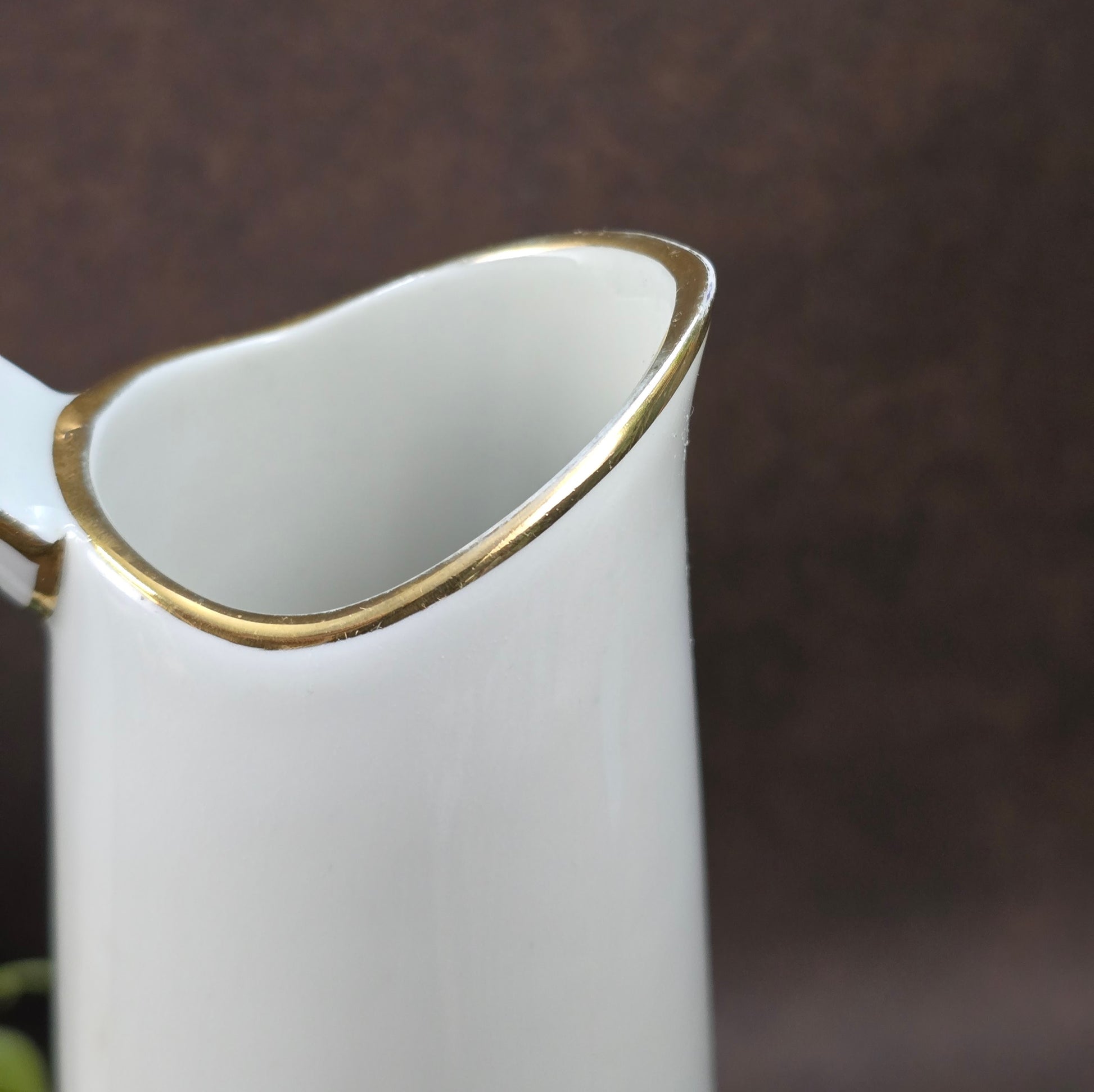 Porzellan-Henkelvase aus der DDR mit Kobaltblau und Gold – stilvolle Vintage-Dekoration mit internationalem Designflair.