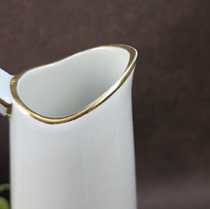 Porzellan-Henkelvase aus der DDR mit Kobaltblau und Gold – stilvolle Vintage-Dekoration mit internationalem Designflair.