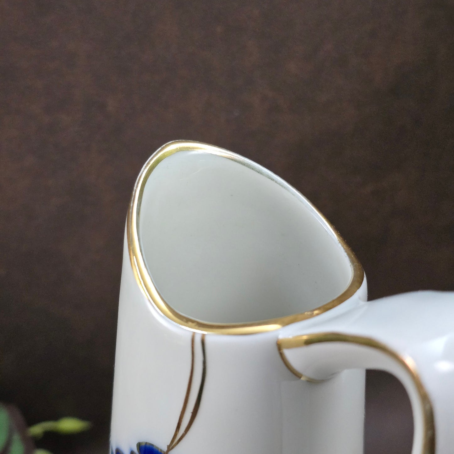 Porzellan-Henkelvase aus der DDR mit Kobaltblau und Gold – stilvolle Vintage-Dekoration mit internationalem Designflair.