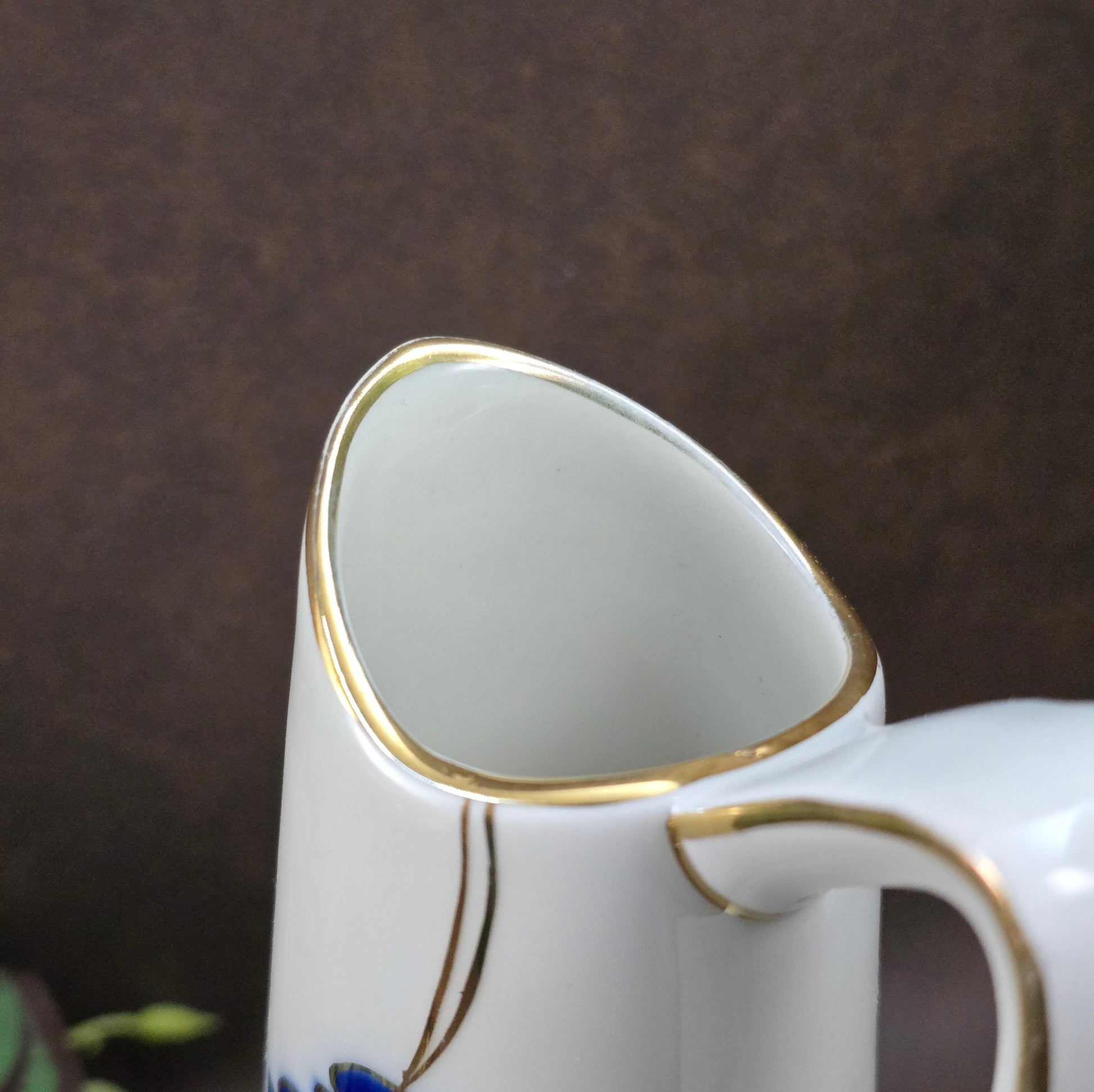 Porzellan-Henkelvase aus der DDR mit Kobaltblau und Gold – stilvolle Vintage-Dekoration mit internationalem Designflair.