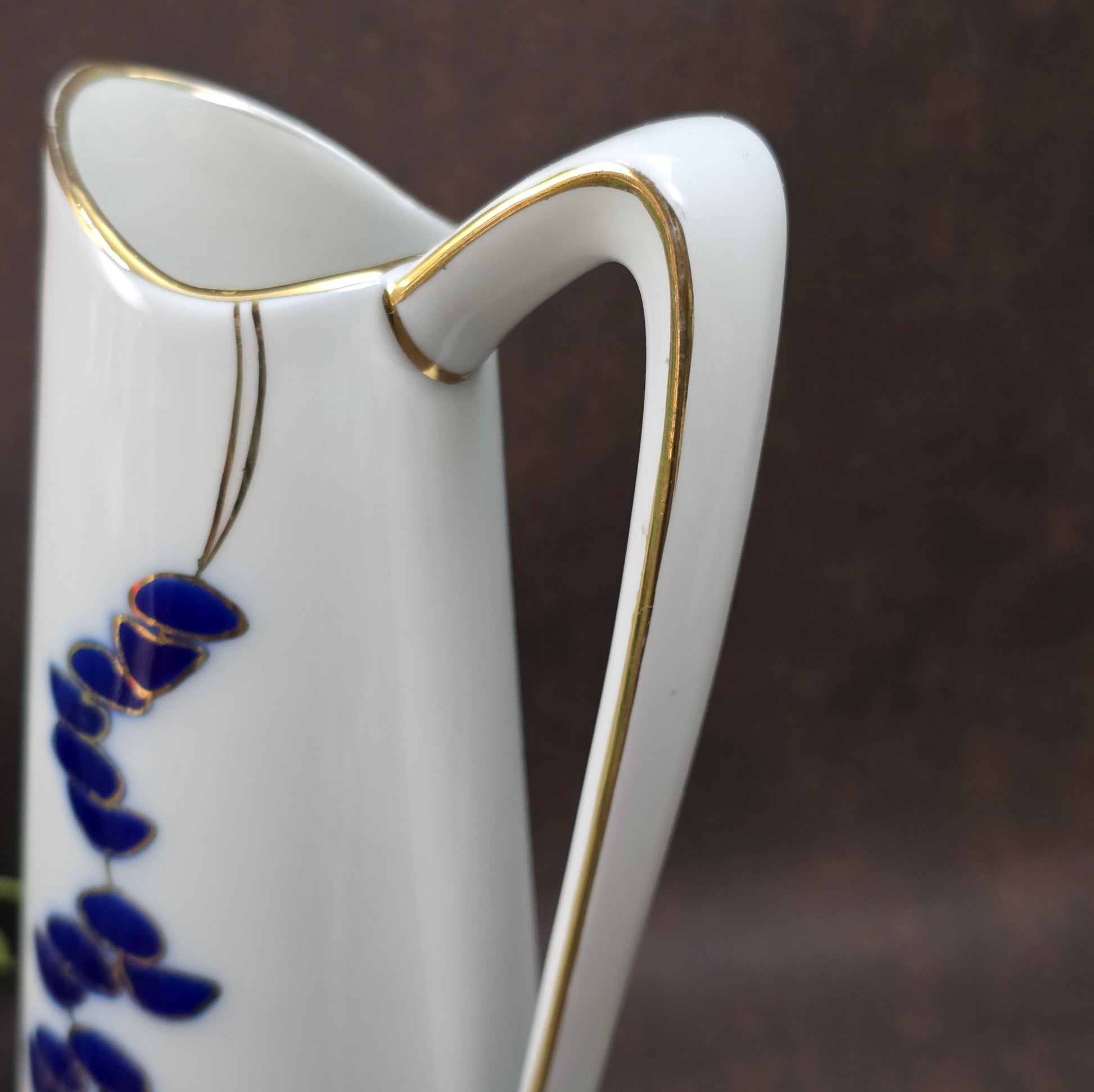 Porzellan-Henkelvase aus der DDR mit Kobaltblau und Gold – stilvolle Vintage-Dekoration mit internationalem Designflair.