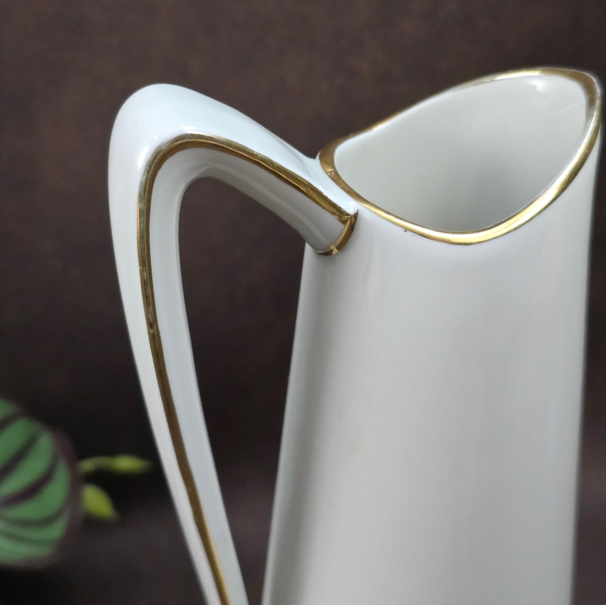 Porzellan-Henkelvase aus der DDR mit Kobaltblau und Gold – stilvolle Vintage-Dekoration mit internationalem Designflair.