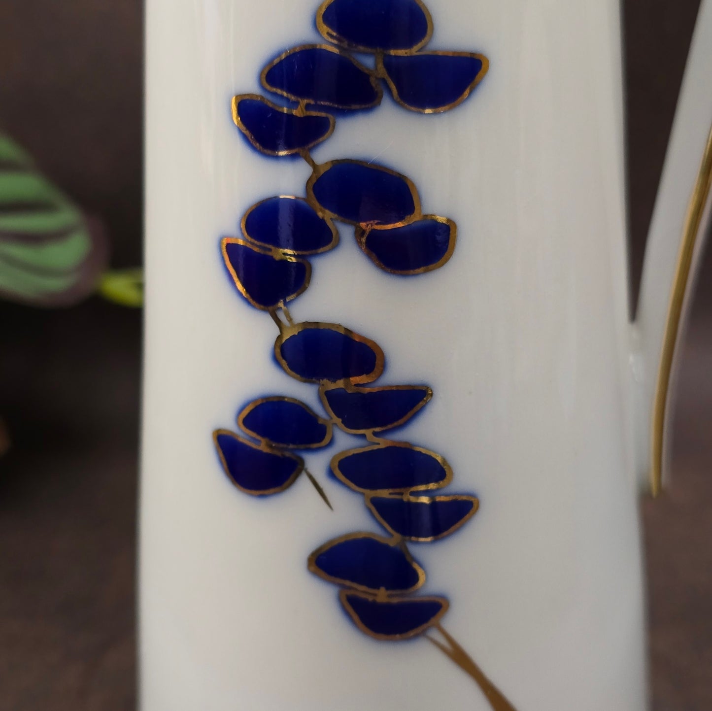 Porzellan-Henkelvase aus der DDR mit Kobaltblau und Gold – stilvolle Vintage-Dekoration mit internationalem Designflair.
