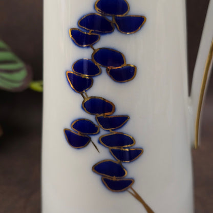 Porzellan-Henkelvase aus der DDR mit Kobaltblau und Gold – stilvolle Vintage-Dekoration mit internationalem Designflair.