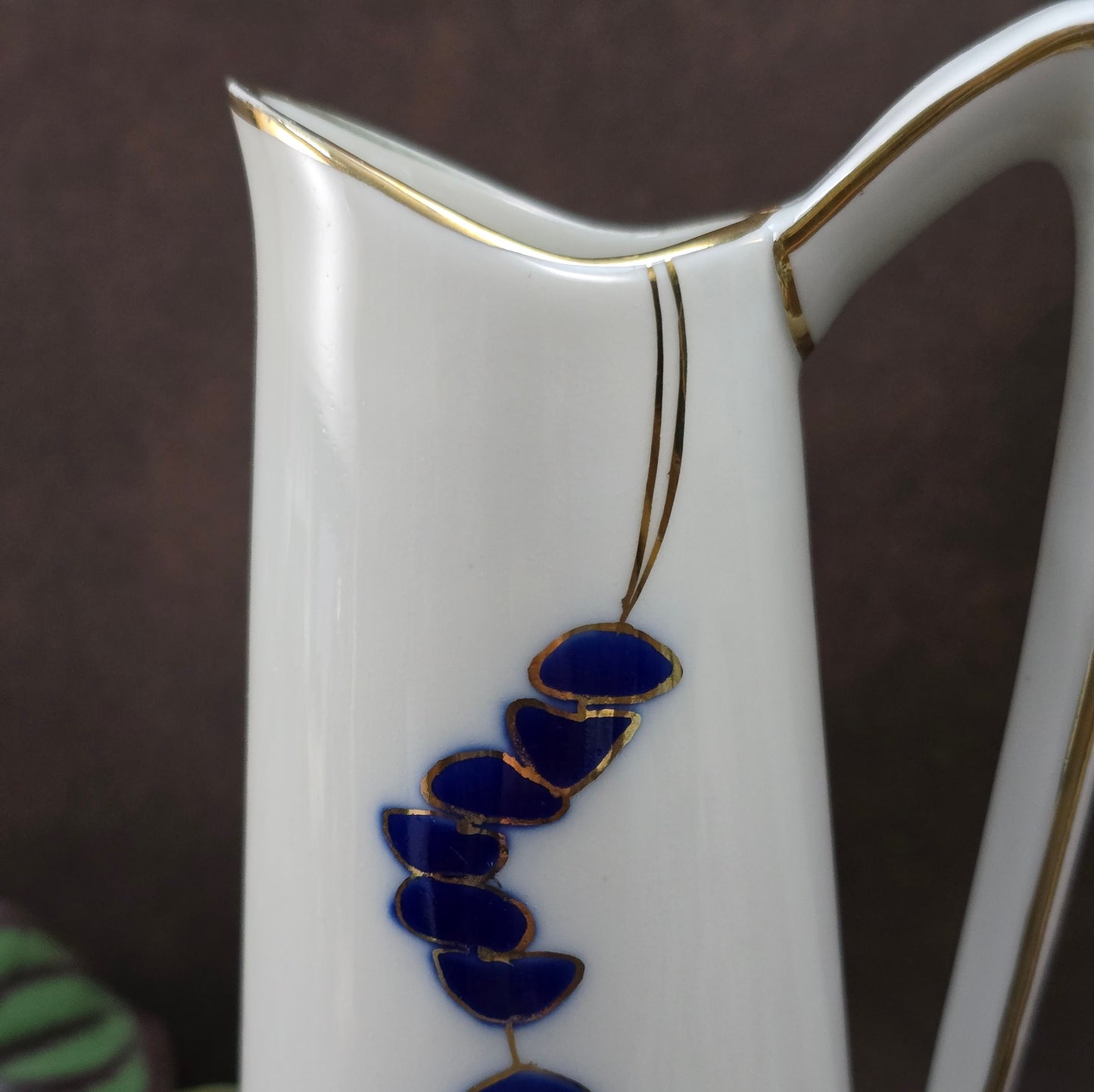 Porzellan-Henkelvase aus der DDR mit Kobaltblau und Gold – stilvolle Vintage-Dekoration mit internationalem Designflair.