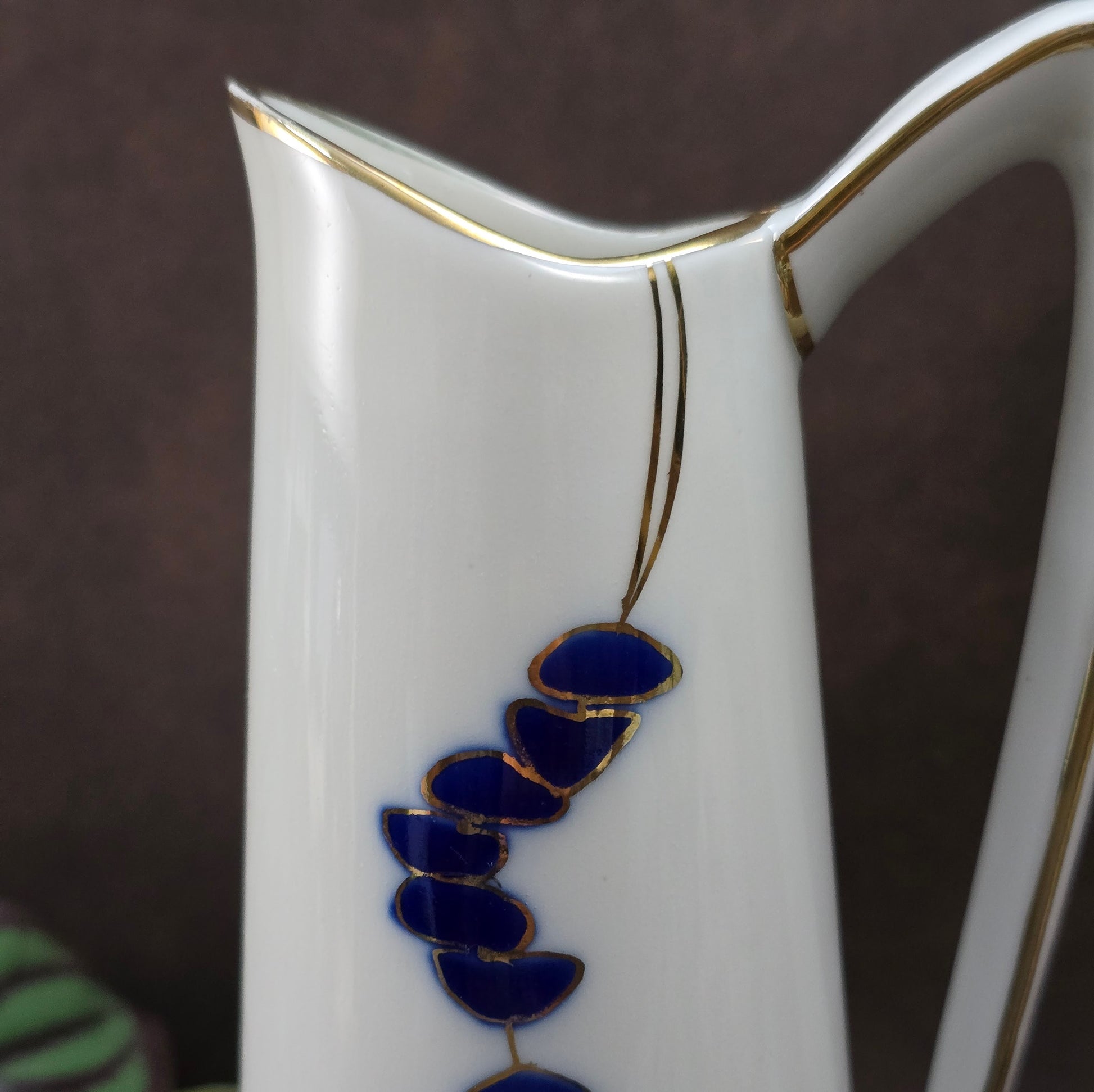 Porzellan-Henkelvase aus der DDR mit Kobaltblau und Gold – stilvolle Vintage-Dekoration mit internationalem Designflair.