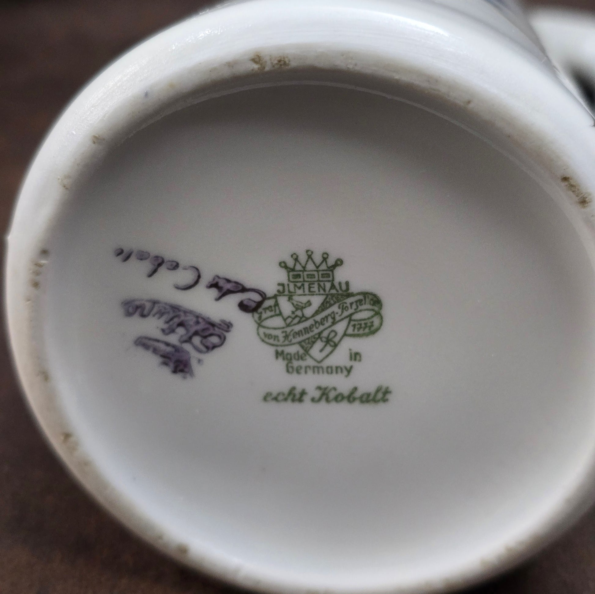 Porzellan-Henkelvase aus der DDR mit Kobaltblau und Gold – stilvolle Vintage-Dekoration mit internationalem Designflair.