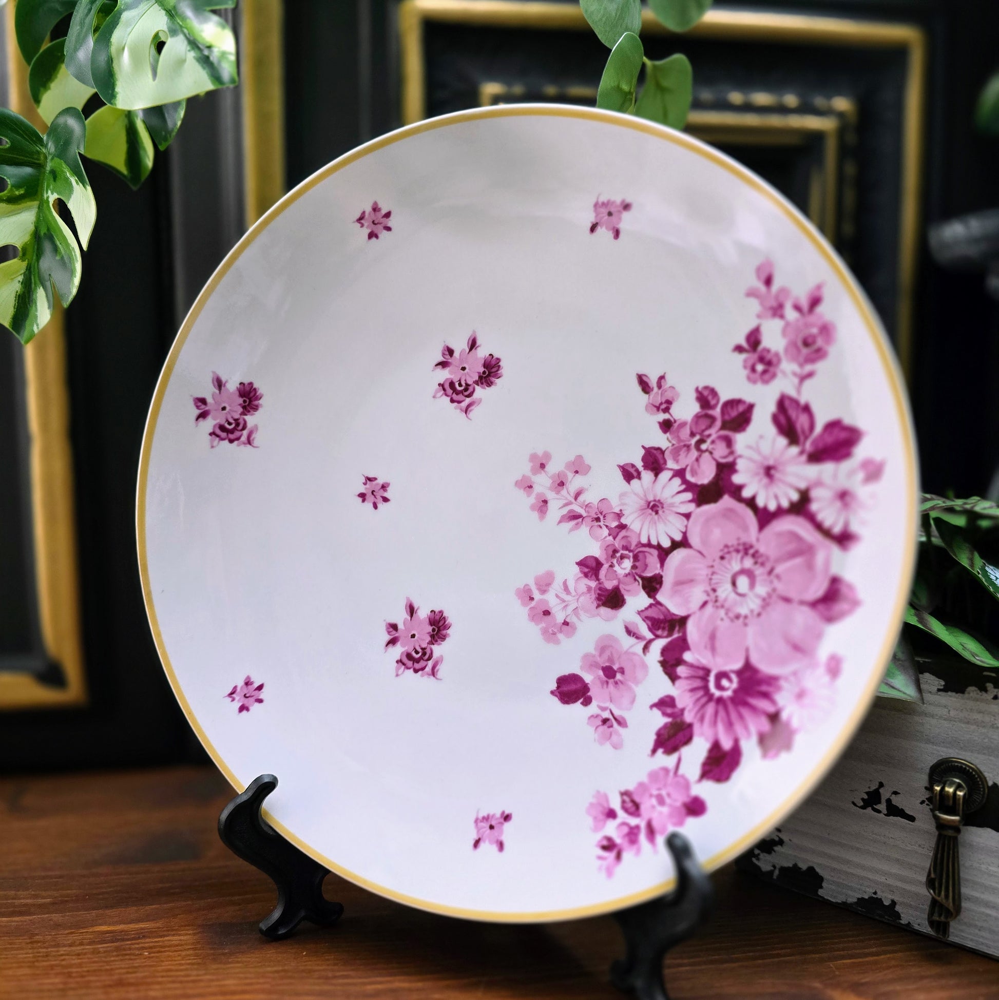 Vintage Kuchenteller Fine China Lichte aus den 1970er Jahren. Ø 27 cm, Porzellan mit purpurfarbenem Blumendekor und gelbem Rand. Sehr guter Zustand.