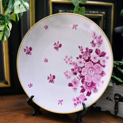 Vintage Kuchenteller Fine China Lichte aus den 1970er Jahren. Ø 27 cm, Porzellan mit purpurfarbenem Blumendekor und gelbem Rand. Sehr guter Zustand.
