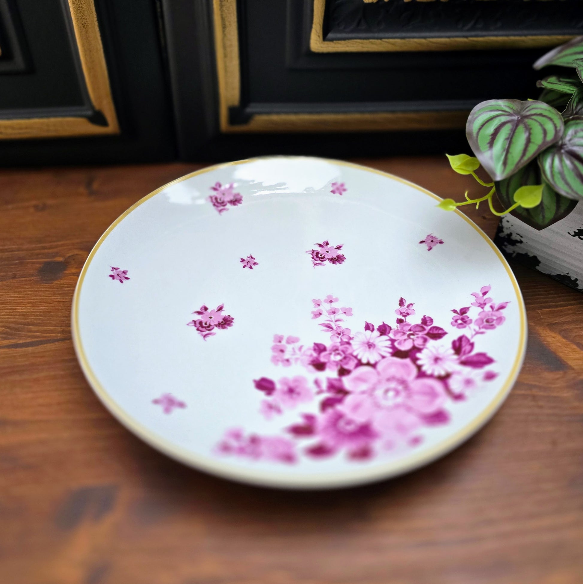 Vintage Kuchenteller Fine China Lichte aus den 1970er Jahren. Ø 27 cm, Porzellan mit purpurfarbenem Blumendekor und gelbem Rand. Sehr guter Zustand.