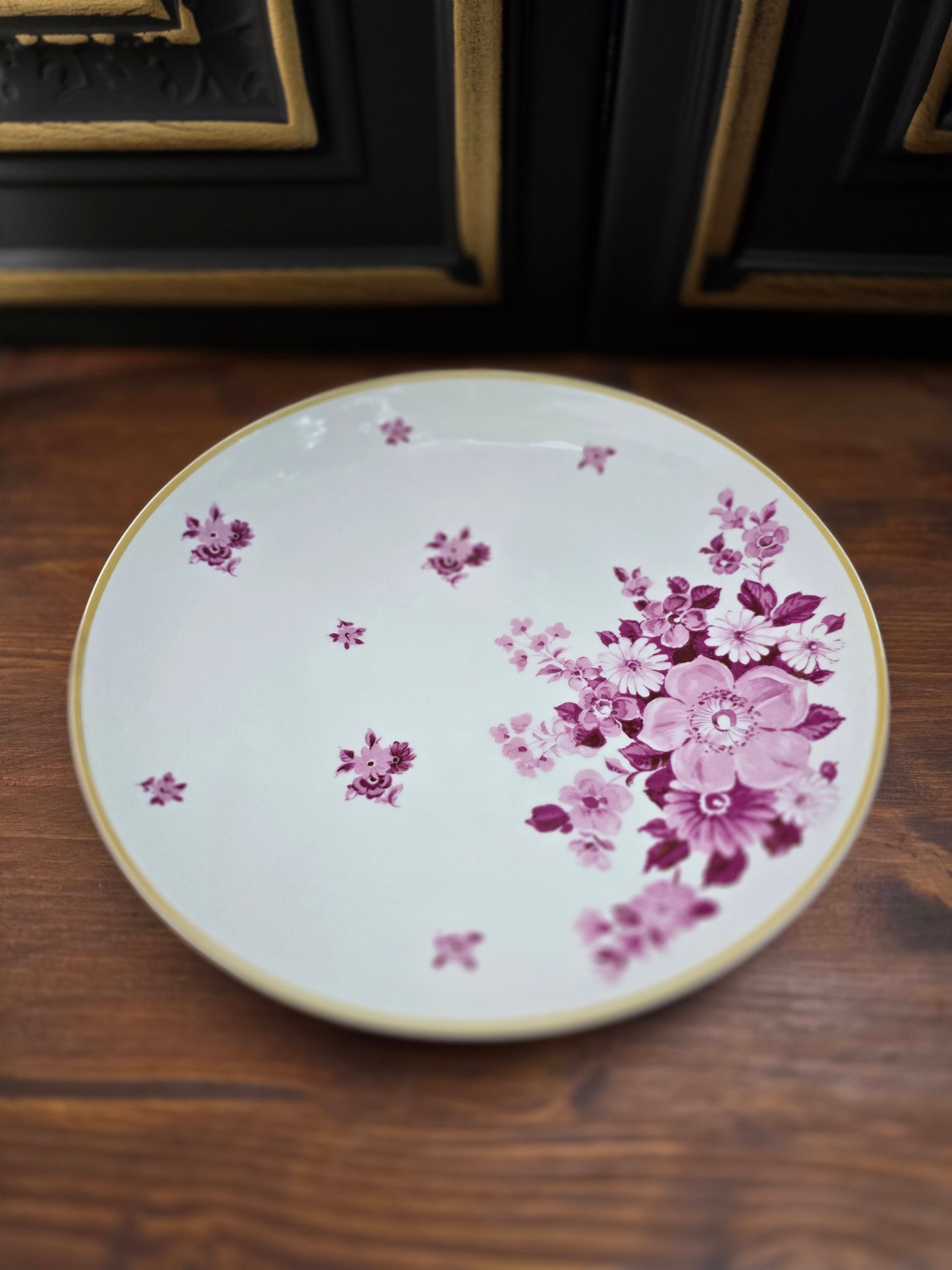 Vintage Kuchenteller Fine China Lichte aus den 1970er Jahren. Ø 27 cm, Porzellan mit purpurfarbenem Blumendekor und gelbem Rand. Sehr guter Zustand.