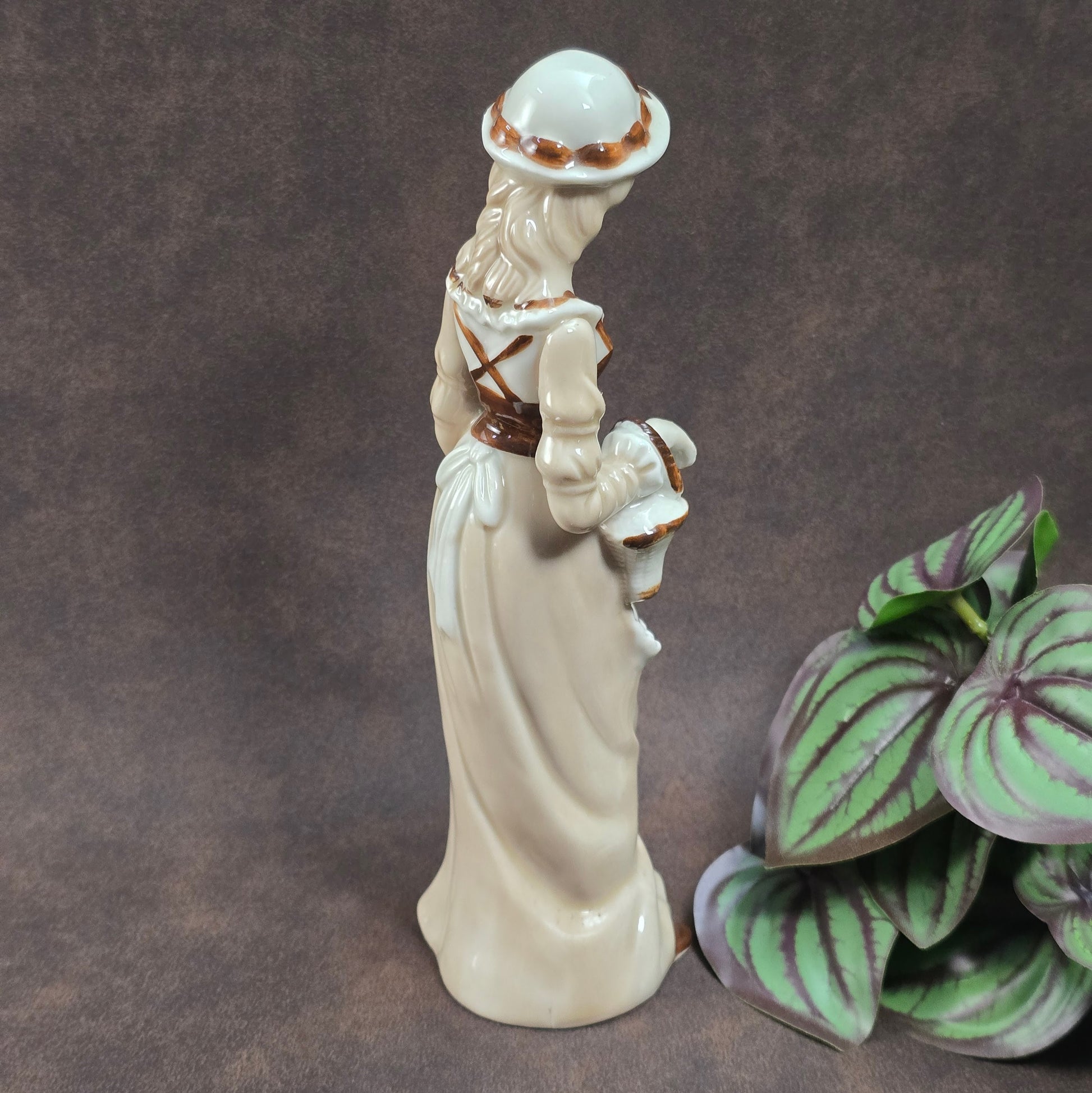 Handbemalte Vintagefigur (22 cm) – elegante Dame mit Hut & Korb – perfekte Porzellan-Deko oder Geschenkidee.