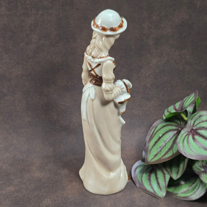 Handbemalte Vintagefigur (22 cm) – elegante Dame mit Hut & Korb – perfekte Porzellan-Deko oder Geschenkidee.