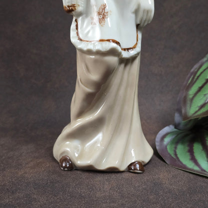 Handbemalte Vintagefigur (22 cm) – elegante Dame mit Hut & Korb – perfekte Porzellan-Deko oder Geschenkidee.