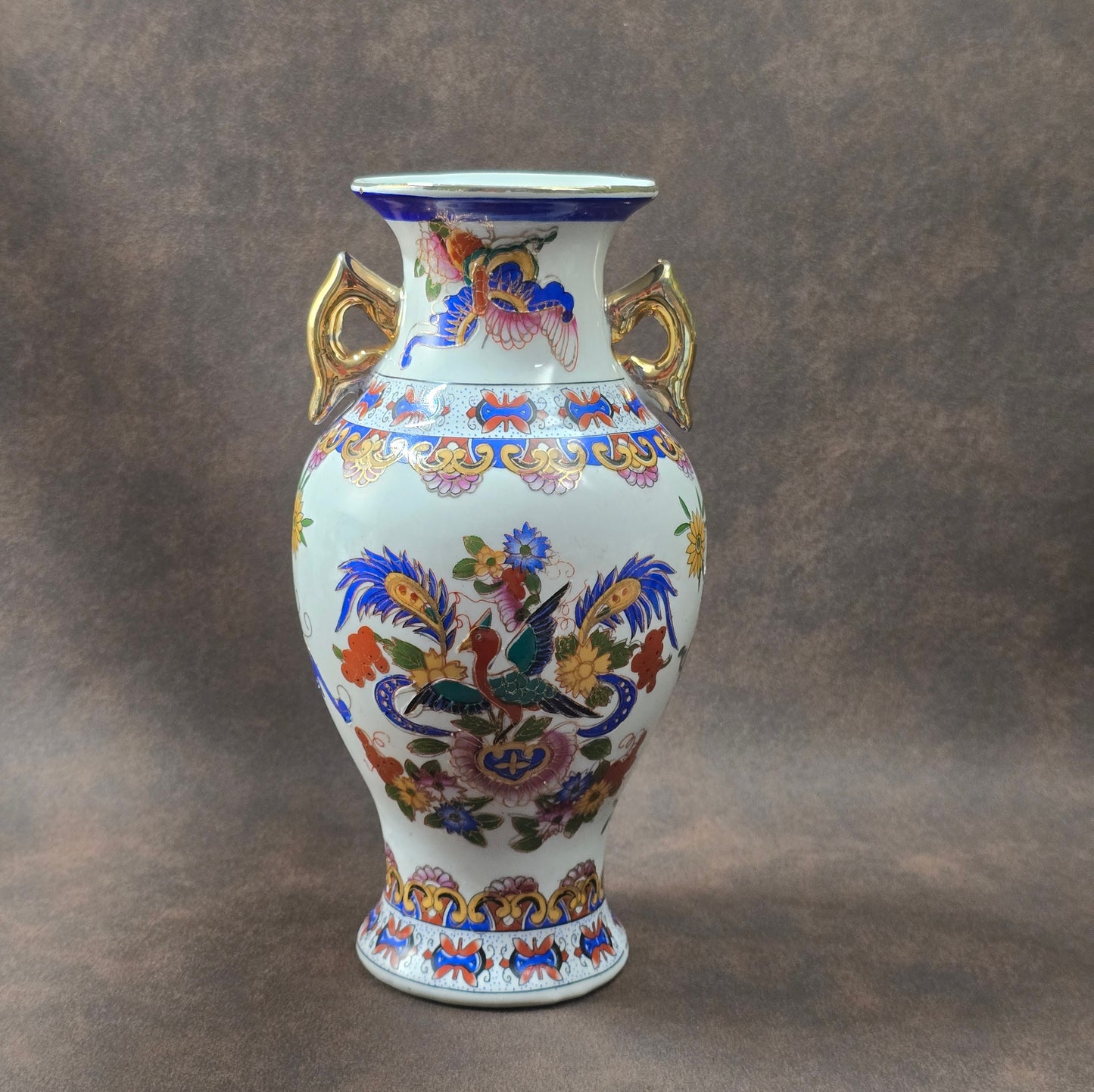 Vintage Porzellanvase aus China, 1970er Jahre, mit Paradiesvogel-Dekor, farbig bemalt und goldverziert, dekorativ und symbolträchtig.