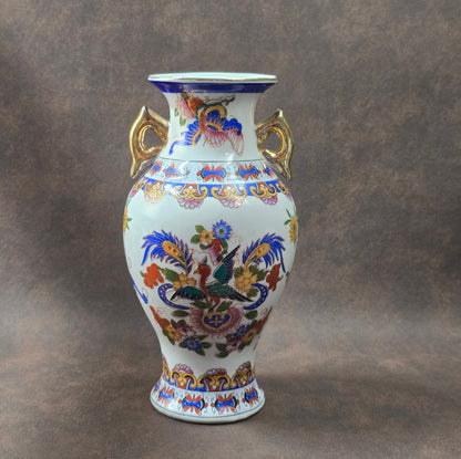 Vintage Porzellanvase aus China, 1970er Jahre, mit Paradiesvogel-Dekor, farbig bemalt und goldverziert, dekorativ und symbolträchtig.