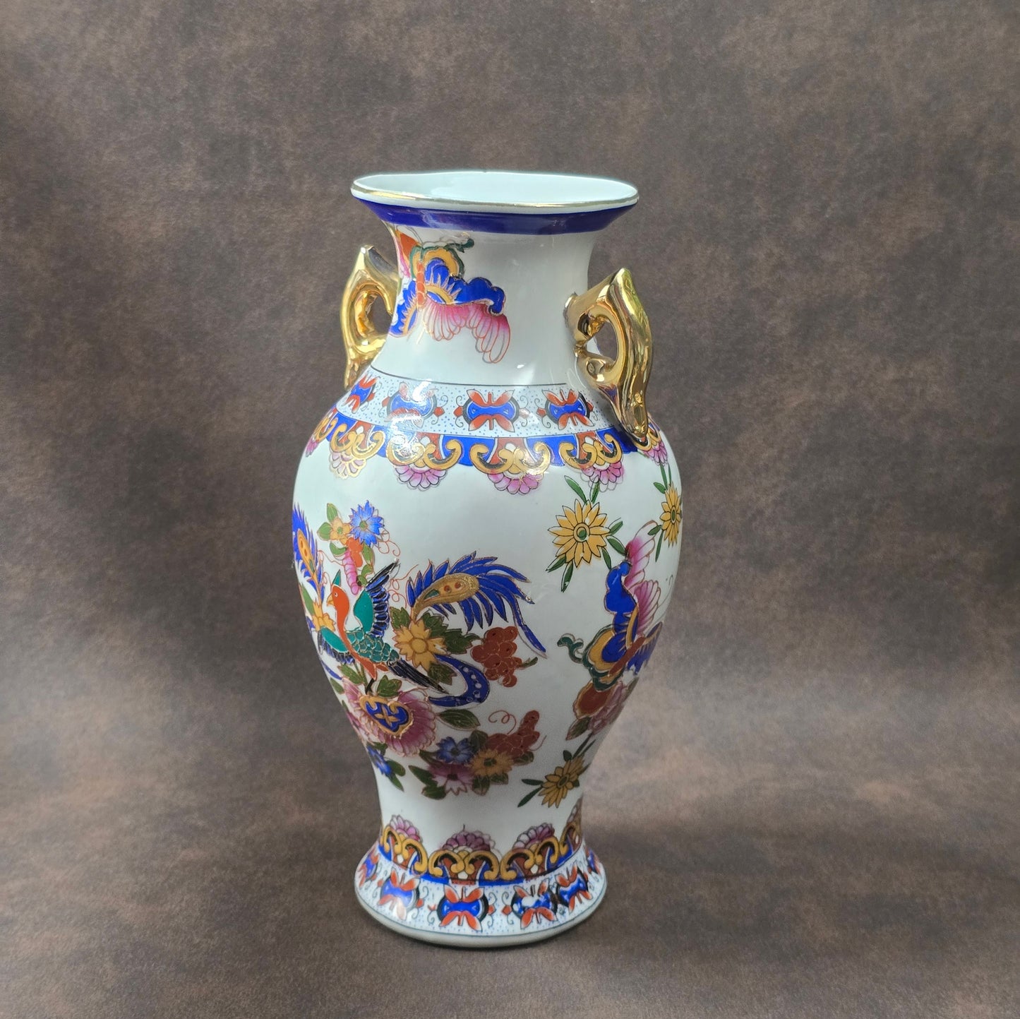 Vintage Porzellanvase aus China, 1970er Jahre, mit Paradiesvogel-Dekor, farbig bemalt und goldverziert, dekorativ und symbolträchtig.
