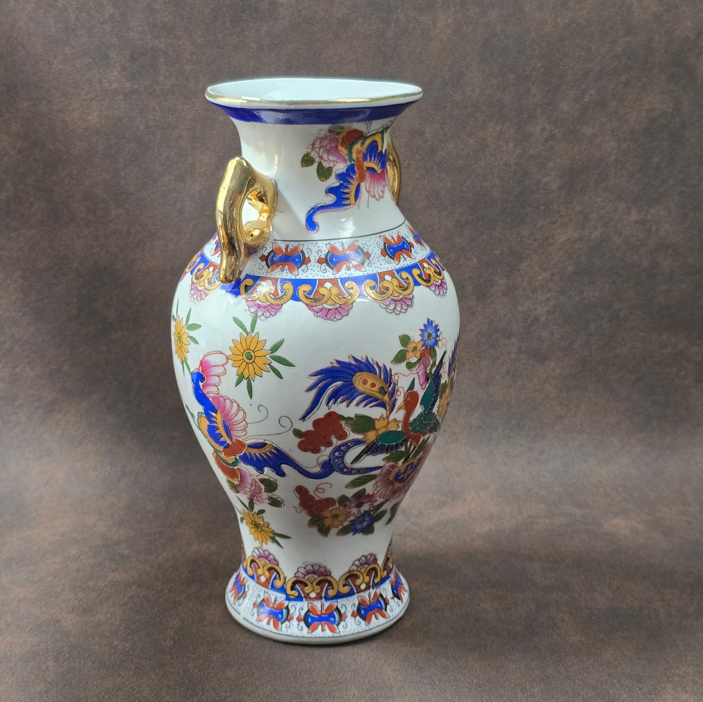 Vintage Porzellanvase aus China, 1970er Jahre, mit Paradiesvogel-Dekor, farbig bemalt und goldverziert, dekorativ und symbolträchtig.